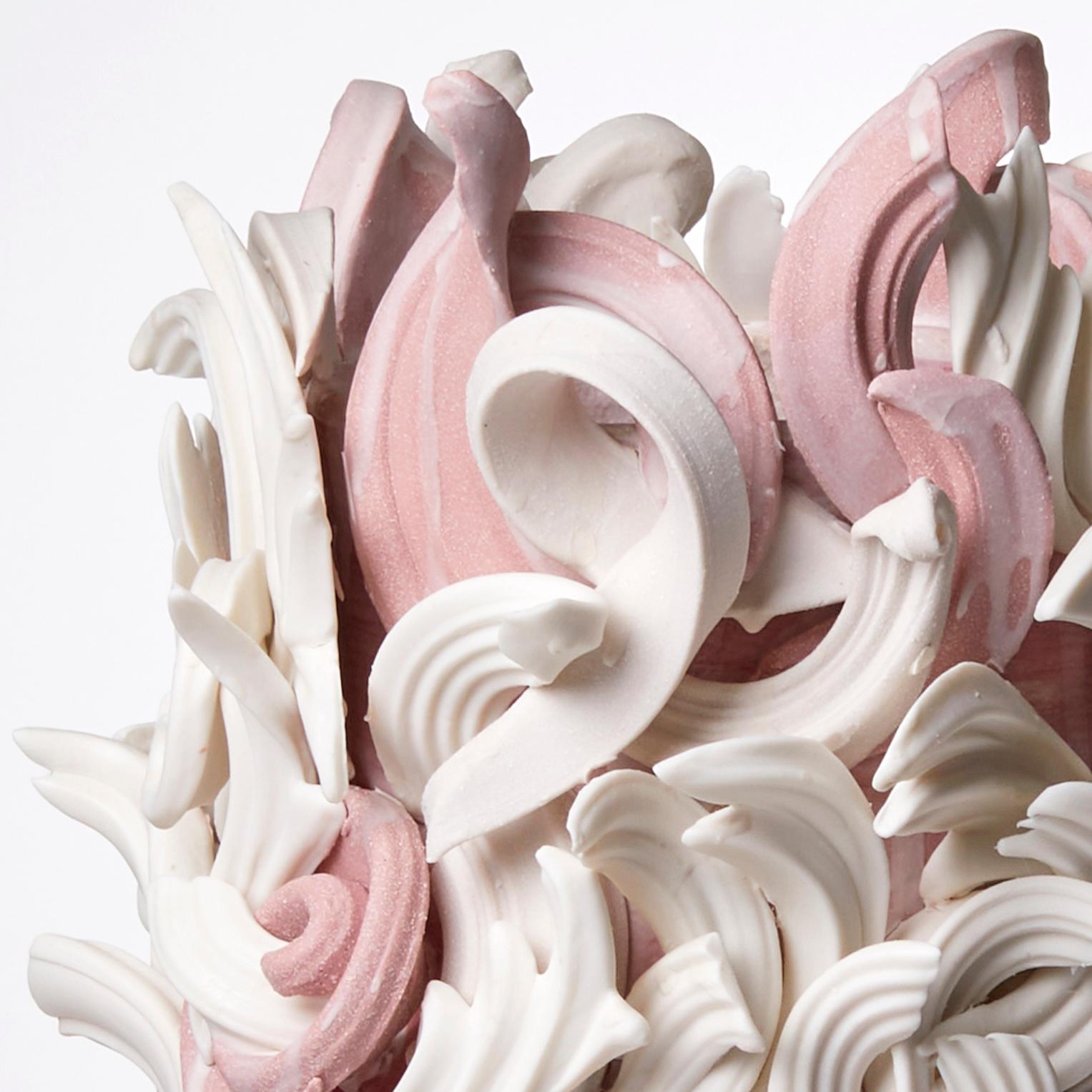 Colonnade I, eine einzigartige skulpturale Keramikvase in Rosa und Weiß von Jo Taylor im Angebot 2