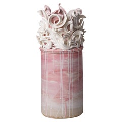 Colonnade I, un vase sculptural unique en céramique rose et blanc de Jo Taylor