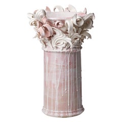 Colonnade II, un vase sculptural unique en céramique rose et blanc de Jo Taylor