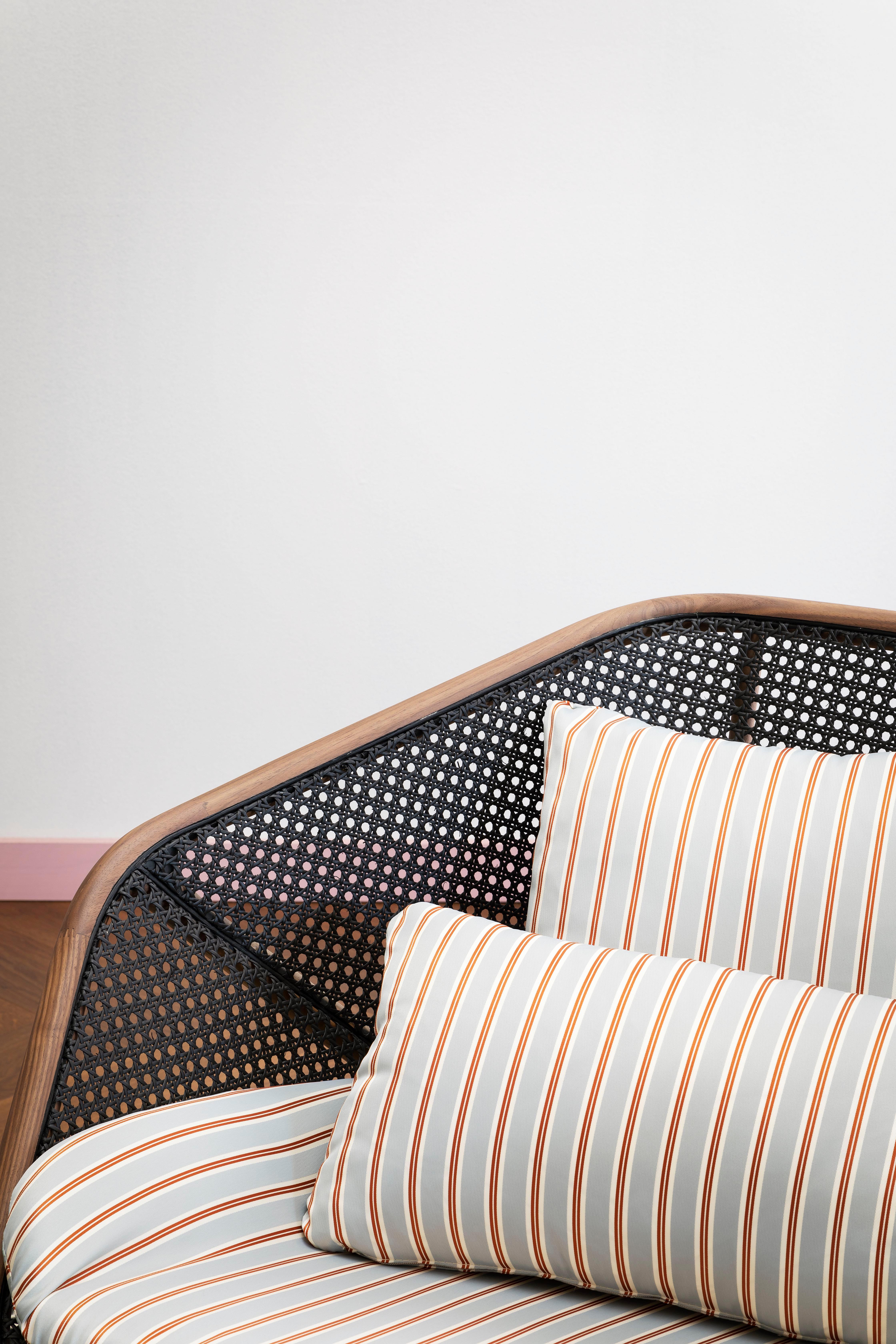 Le fauteuil Colony avec base métallique vernie est proposé ici en noir, mais il est également disponible en blanc, gris soie, gris poussière, bleu intense ou bronze. La structure est proposée en hêtre naturel, et disponible pour les commandes