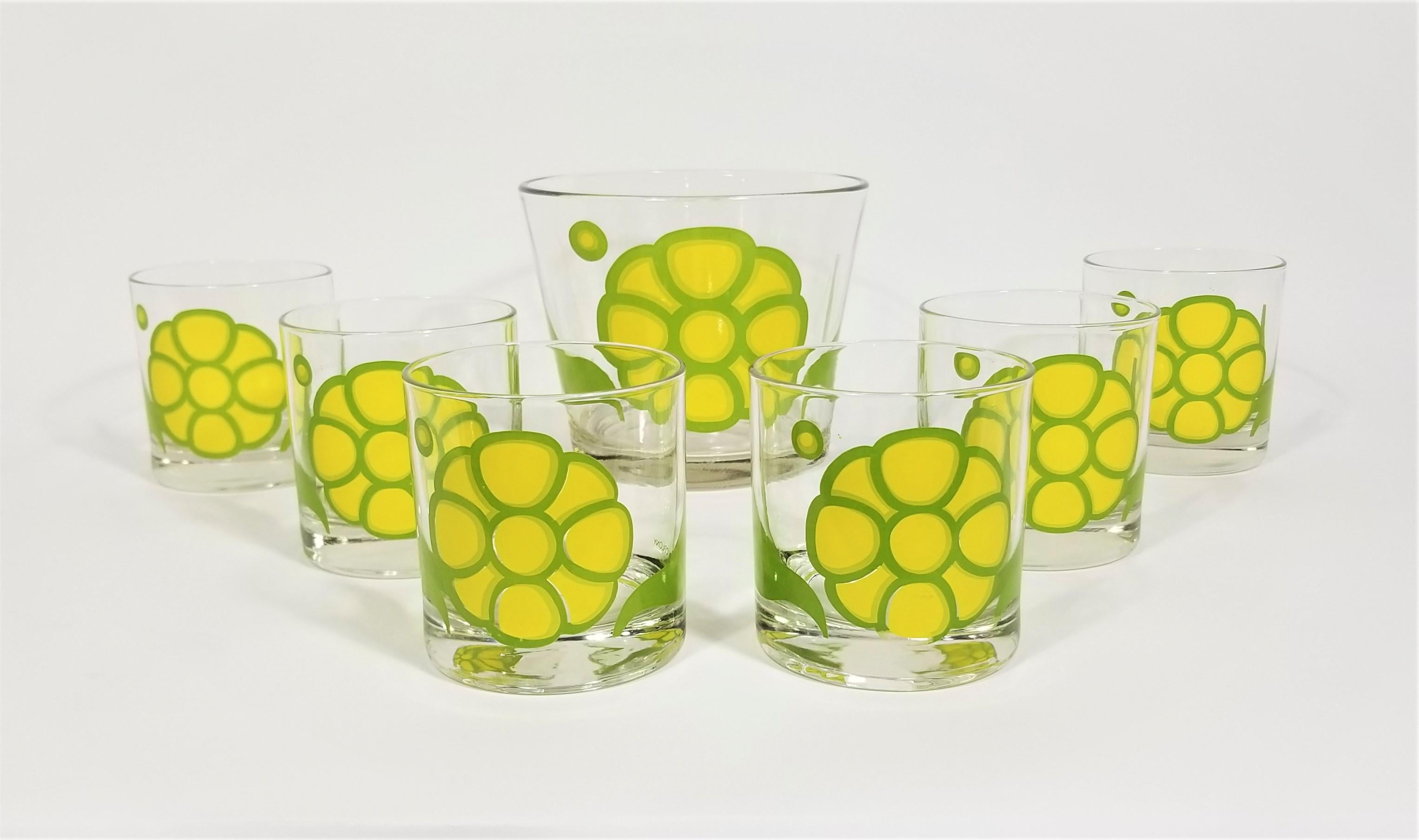 1960s 1970s Mid century glassware barware made by Colony. Set includes 6 glasses with Ice Bucket. Mod flower design. Yellow green. Excellent condition. 

Measurements:
Ice Bucket Height: 5.0 inches
Ice Bucket Diameter: 5.88 inches

Glass