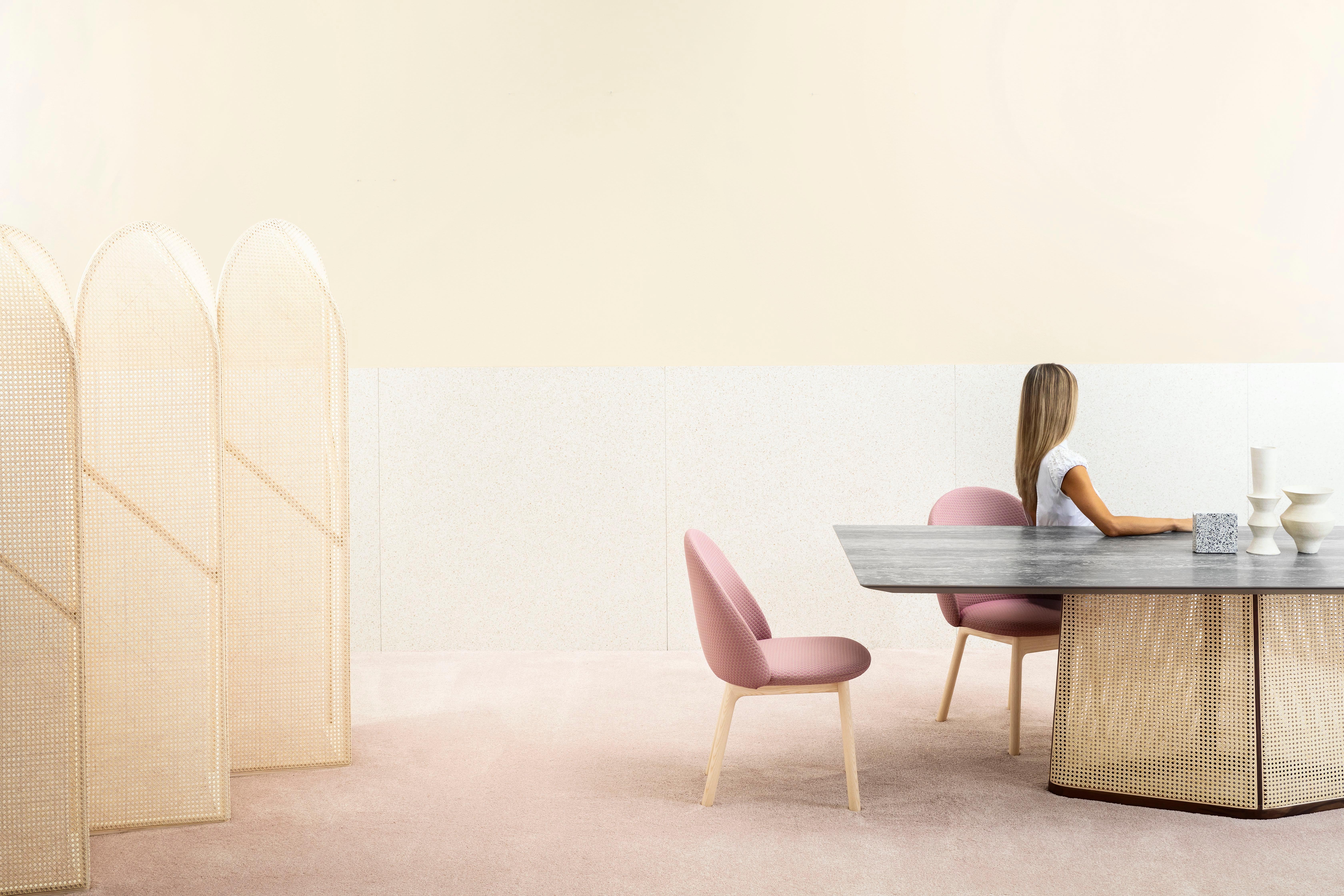 Colony, großer Tisch mit natürlichem Wiener Strohsockel, von Skrivo Design (Moderne) im Angebot
