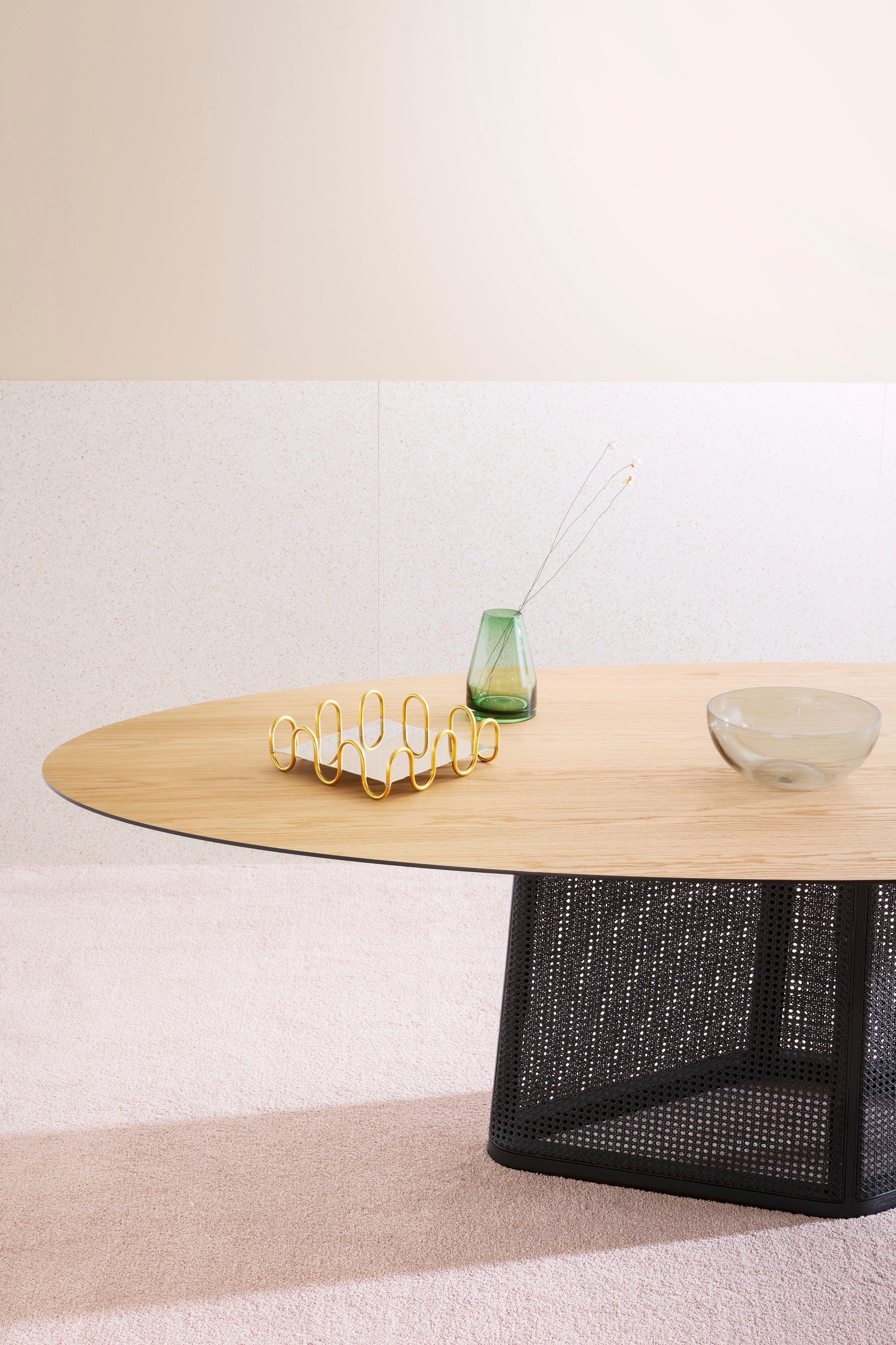 Grande table Colony avec base en paille naturelle de Vienne, par Skrivo Design Neuf - En vente à Brooklyn, NY