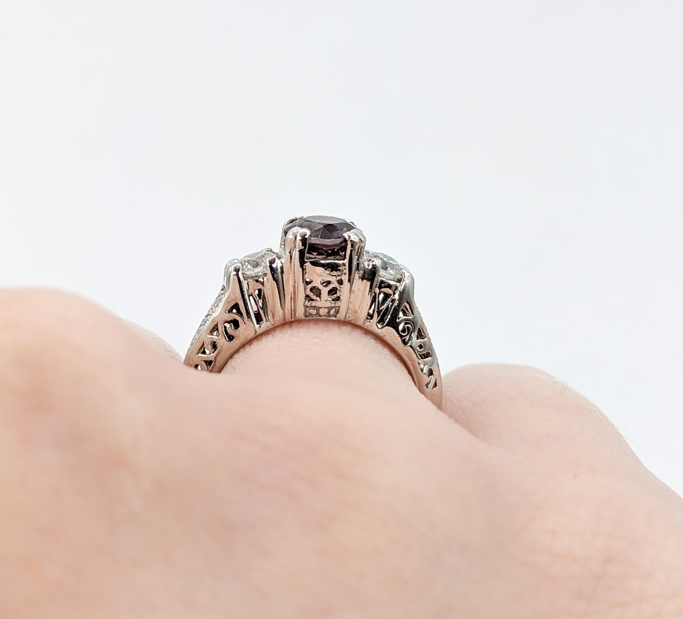 Filigraner Ring aus Weißgold mit Granat und Diamanten im Farbwechsel Damen im Angebot