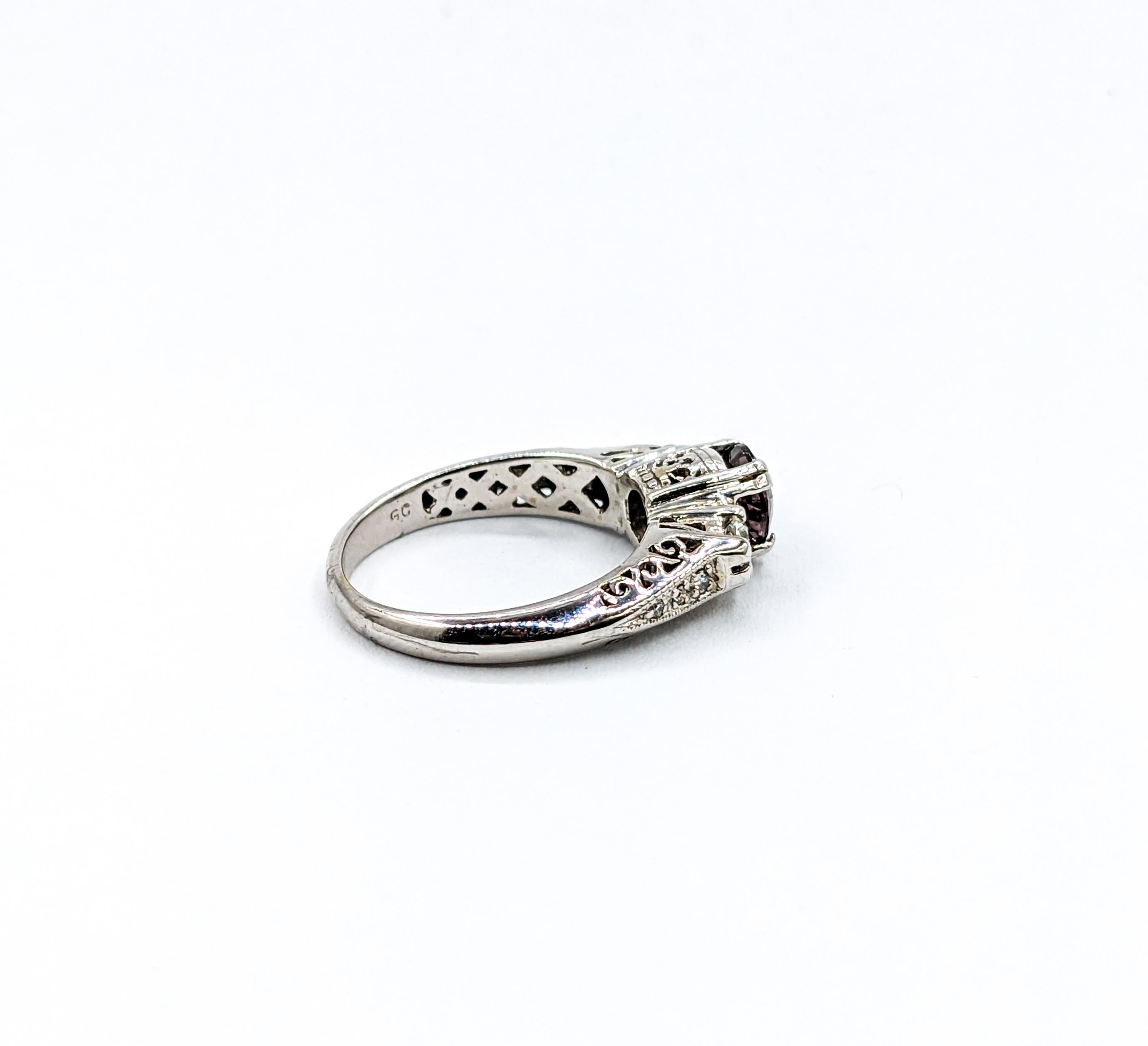 Filigraner Ring aus Weißgold mit Granat und Diamanten im Farbwechsel im Angebot 1