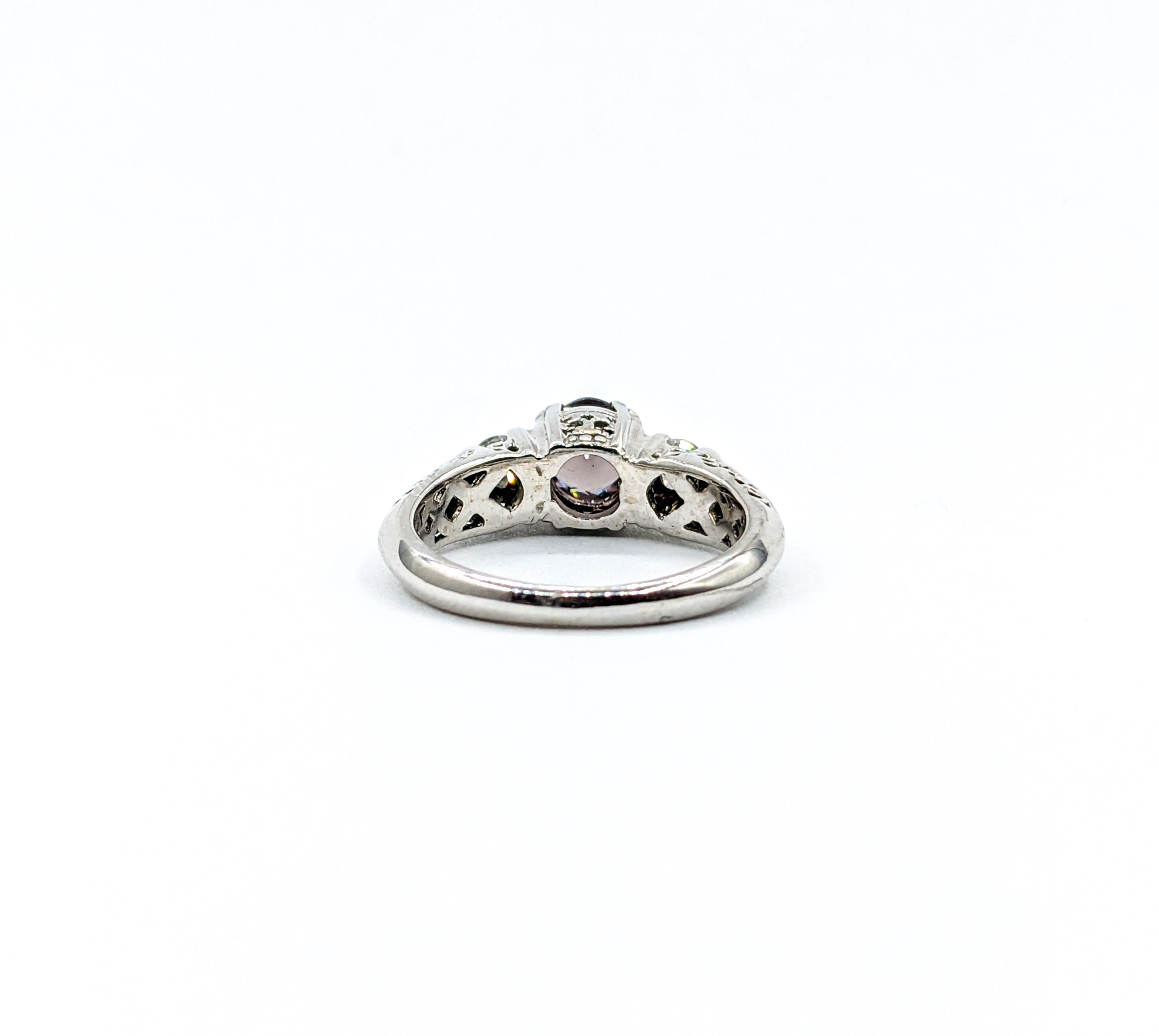 Filigraner Ring aus Weißgold mit Granat und Diamanten im Farbwechsel im Angebot 3