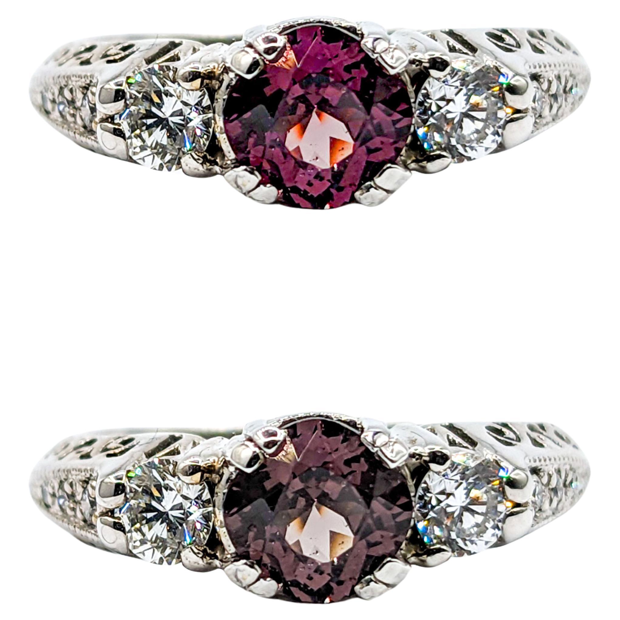 Filigraner Ring aus Weißgold mit Granat und Diamanten im Farbwechsel im Angebot