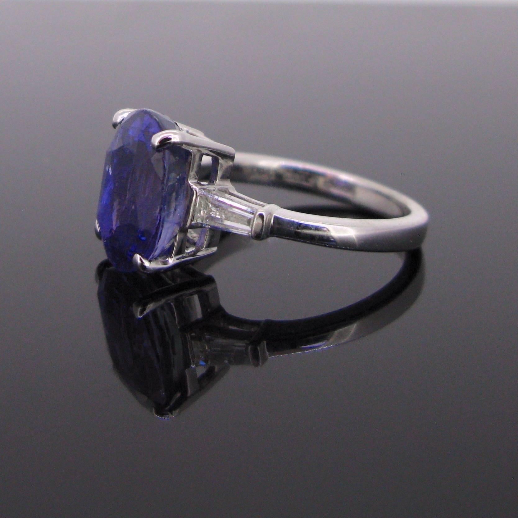 Color Change Sapphire and Tappers Diamonds White Gold Band Ring In New Condition In London, GB