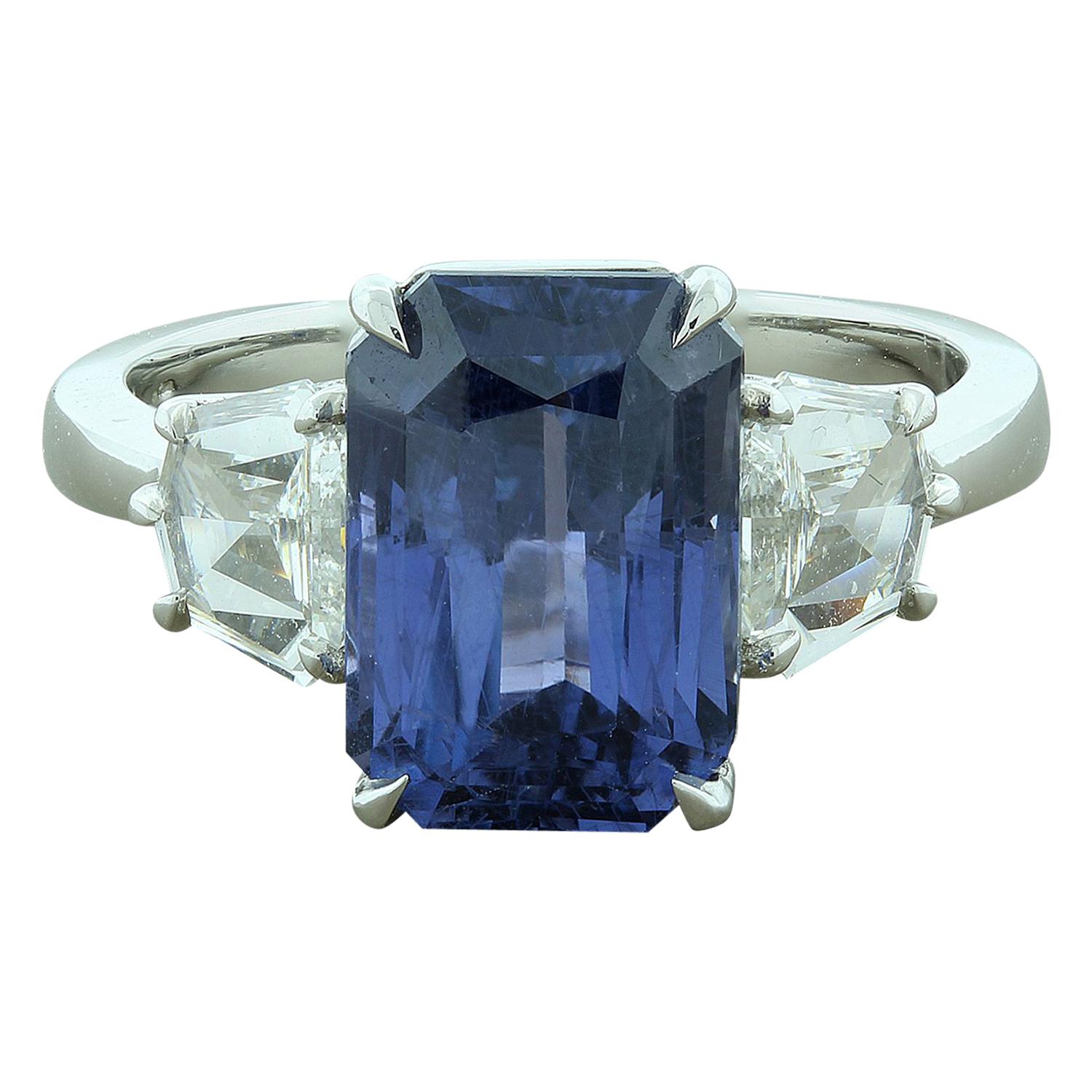 Anillo de platino con zafiro y diamantes que cambian de color, GIA en venta