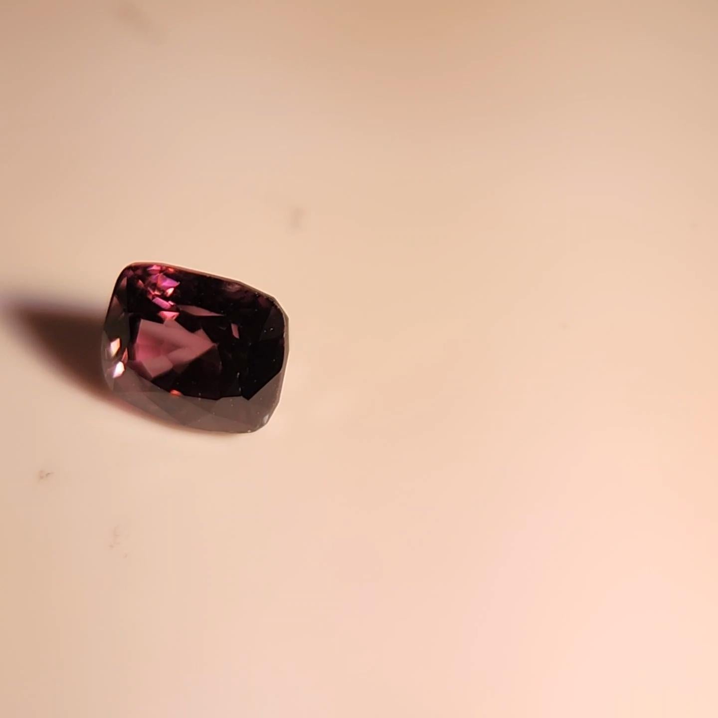 color change Spinel 3.24 cts. in vendita 8
