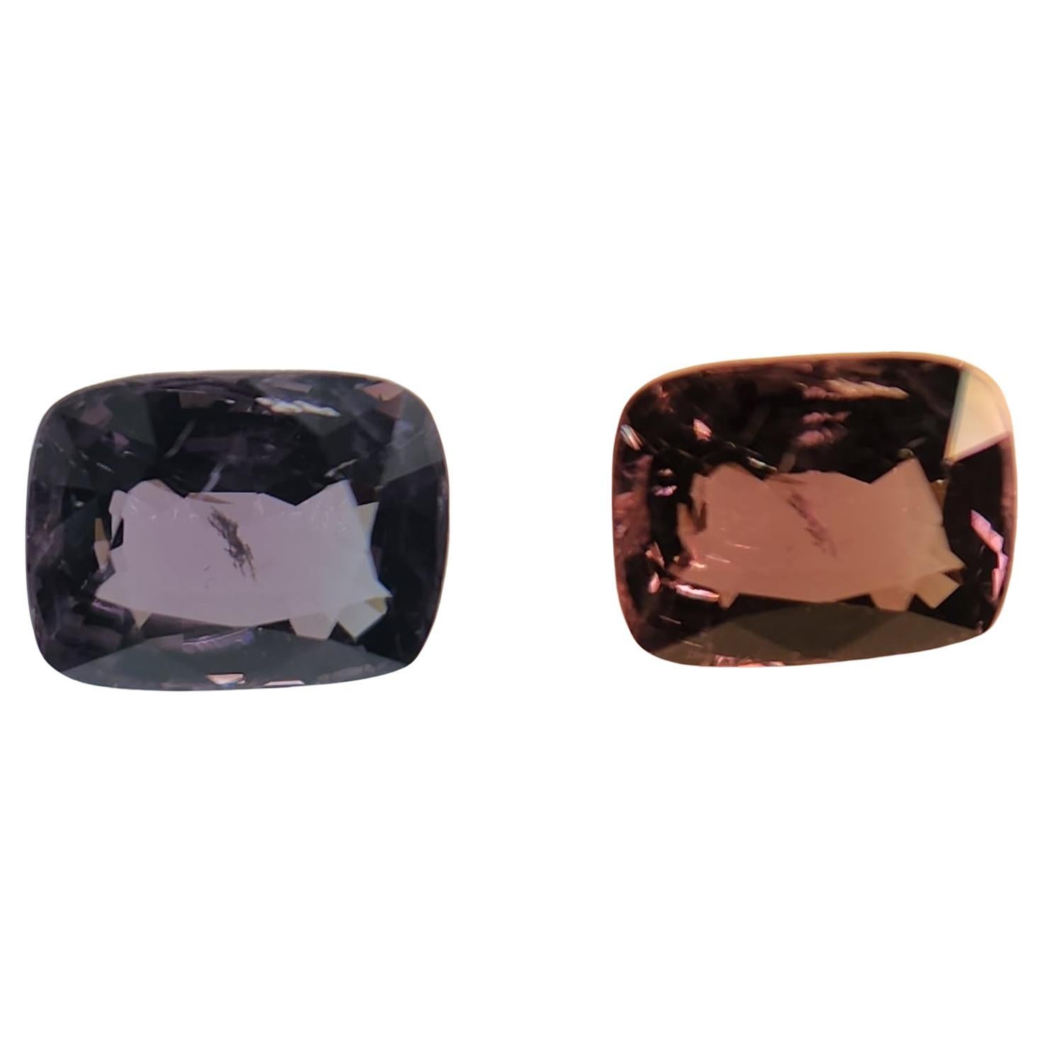 Questo grazioso spinello rosa violaceo  Taglio a cuscino, peso 3.26  La sua forma si presta a una varietà di possibilità, ma sarebbe un bellissimo anello a tre pietre! Misura 9.8 x 7.50 x 5.0  millimetri, è pulito, brillante e ben sfaccettato, con