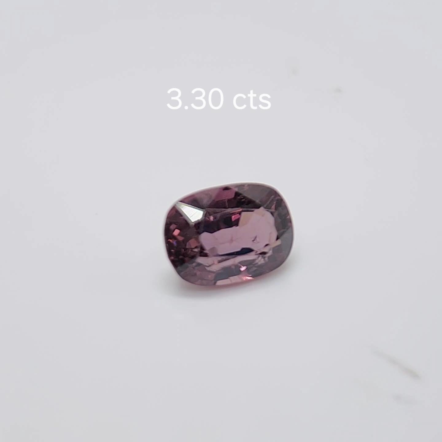 Taglio cuscino Spinello a viraggio di colore 3,30 carati. in vendita