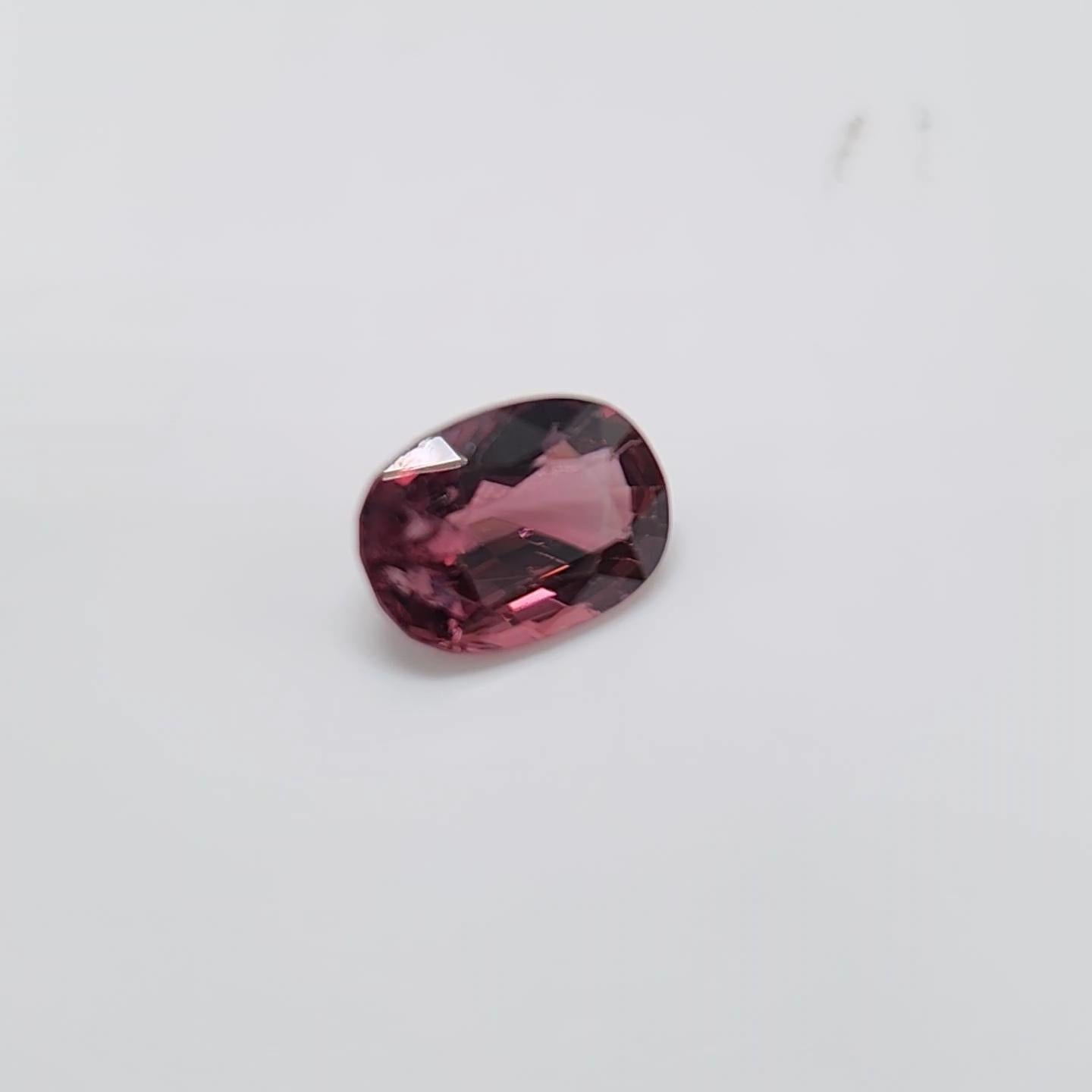 Taglio cuscino Spinello a viraggio di colore 3.30 carati. in vendita