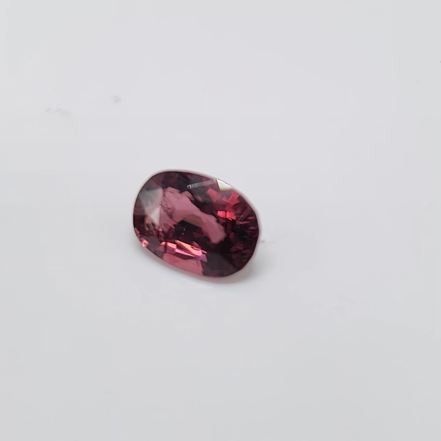 Spinello a viraggio di colore 3.30 carati. In condizioni Nuovo in vendita a Brooklyn, NY
