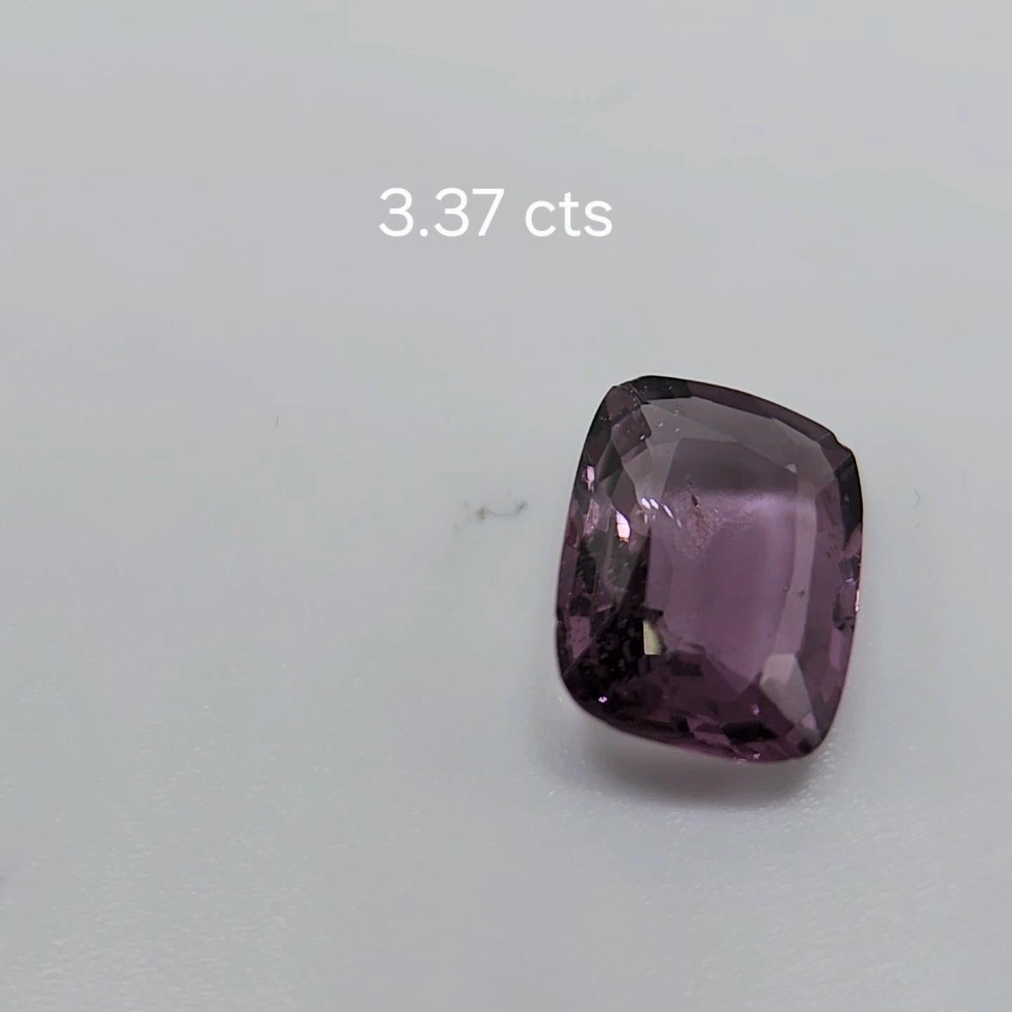 Questo grazioso spinello rosa  Il taglio a cuscino pesa 3,37 carati e sarebbe un bellissimo anello a tre pietre, anche se la sua forma si presta a diverse possibilità! Misura 11,6 x 8,50 x 3,60  millimetri, è pulito, brillante e ben sfaccettato, con