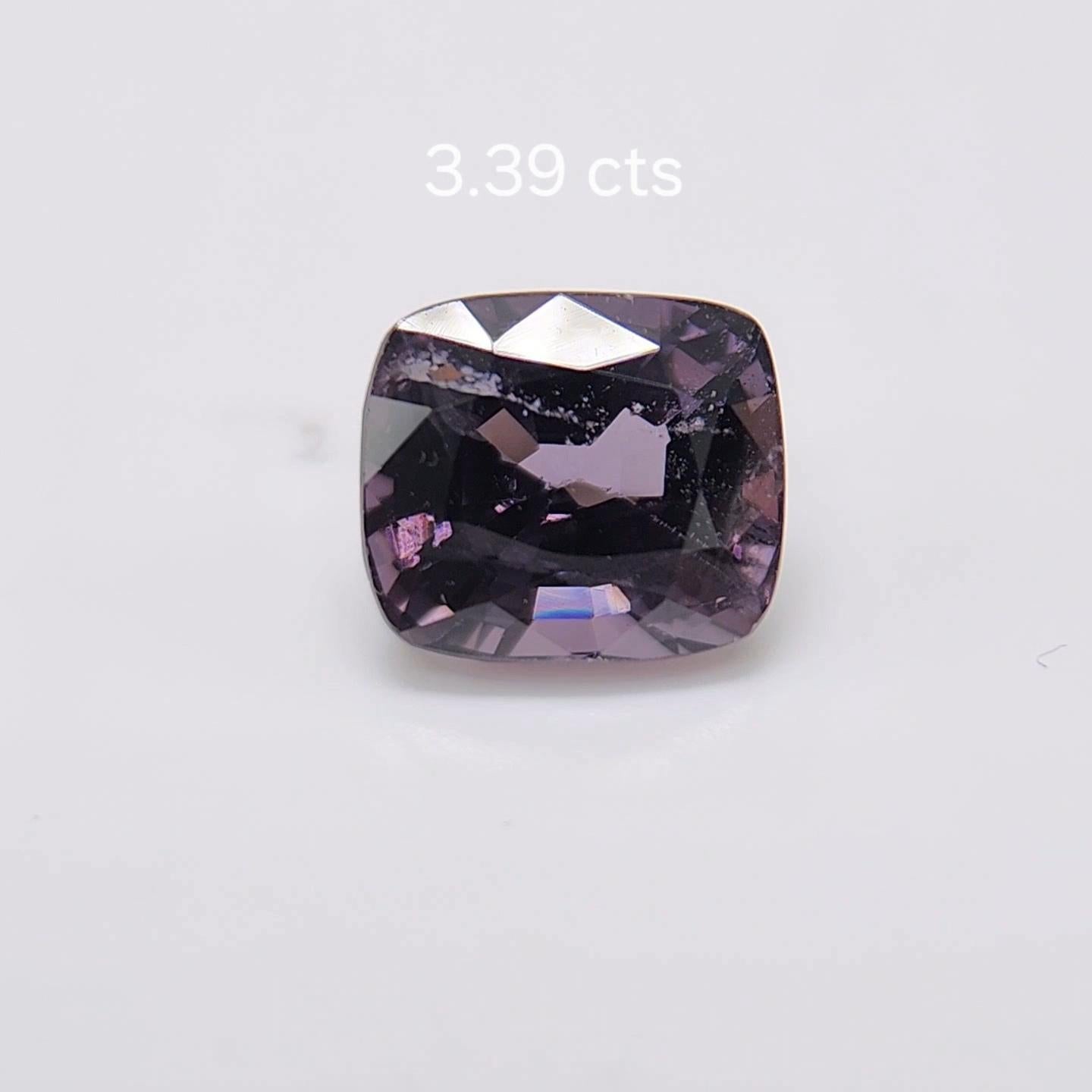 Taglio cuscino Spinello a viraggio di colore 3.39 carati. in vendita