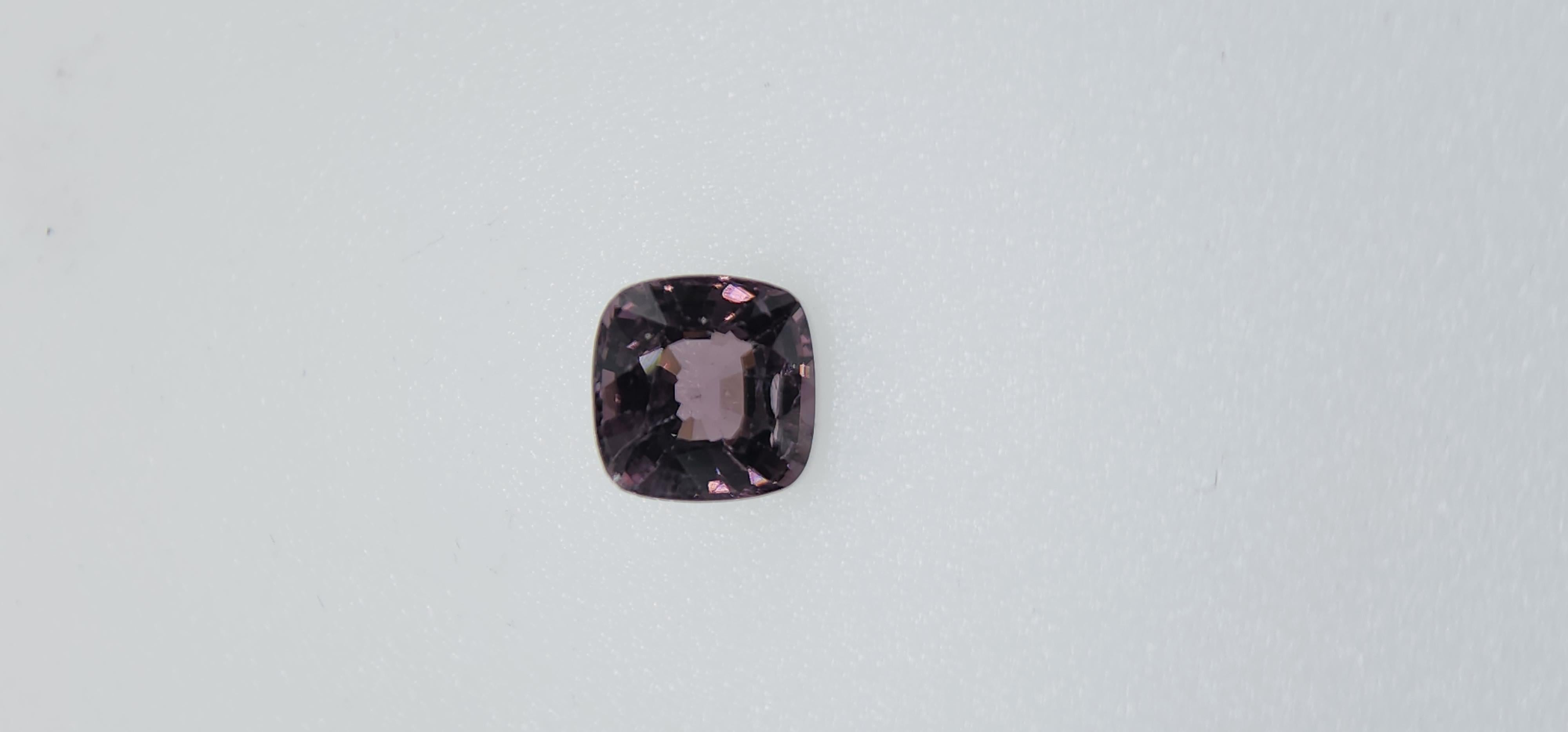 Questo grazioso spinello rosa violaceo  Taglio a cuscino, peso 3,88  La sua forma si presta a una varietà di possibilità, ma sarebbe un bellissimo anello a tre pietre! Misura 9.3 x 9.1 x 5.5  millimetri, è pulito, brillante e ben sfaccettato, con un