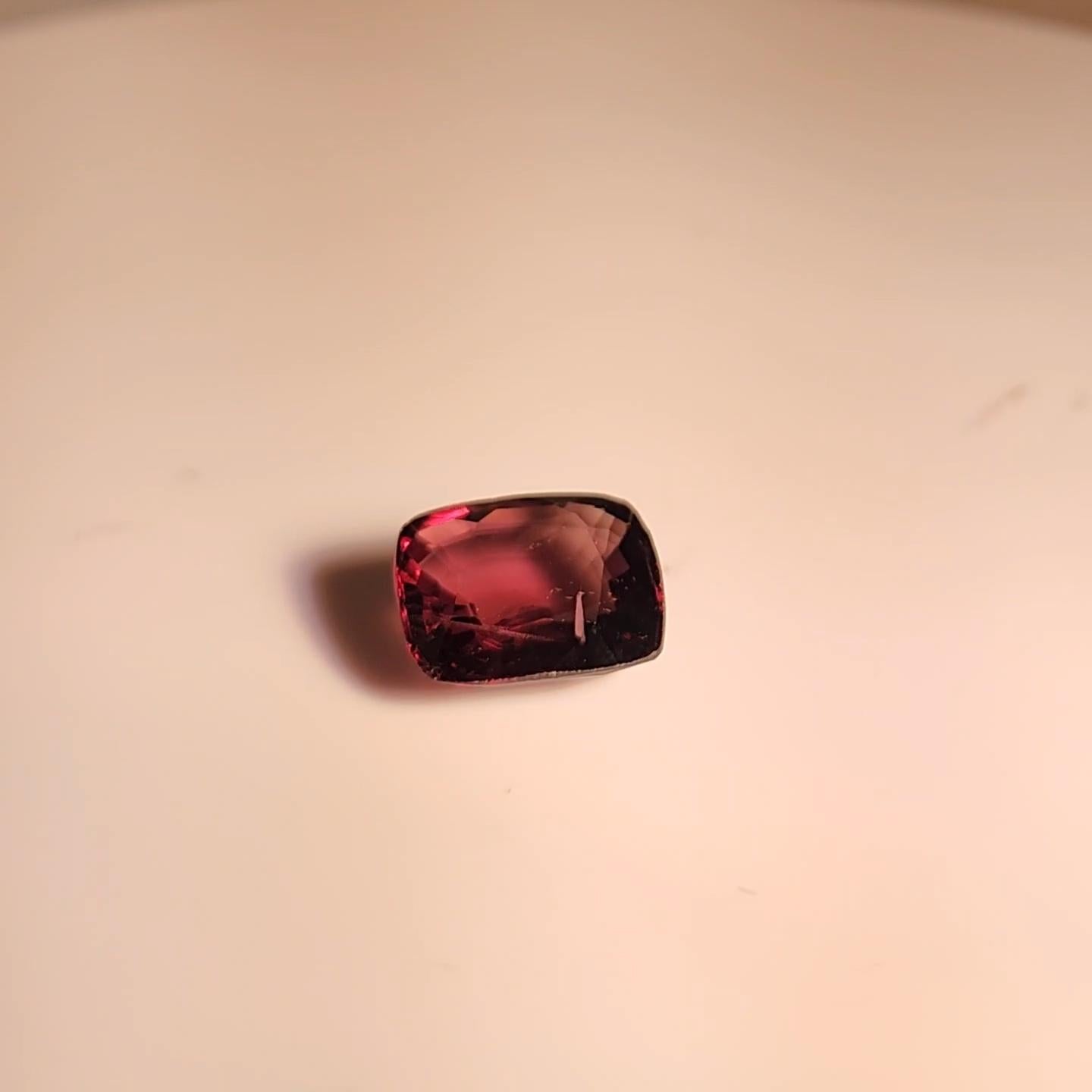 Taglio cuscino color change Spinel 3.98 cts. in vendita