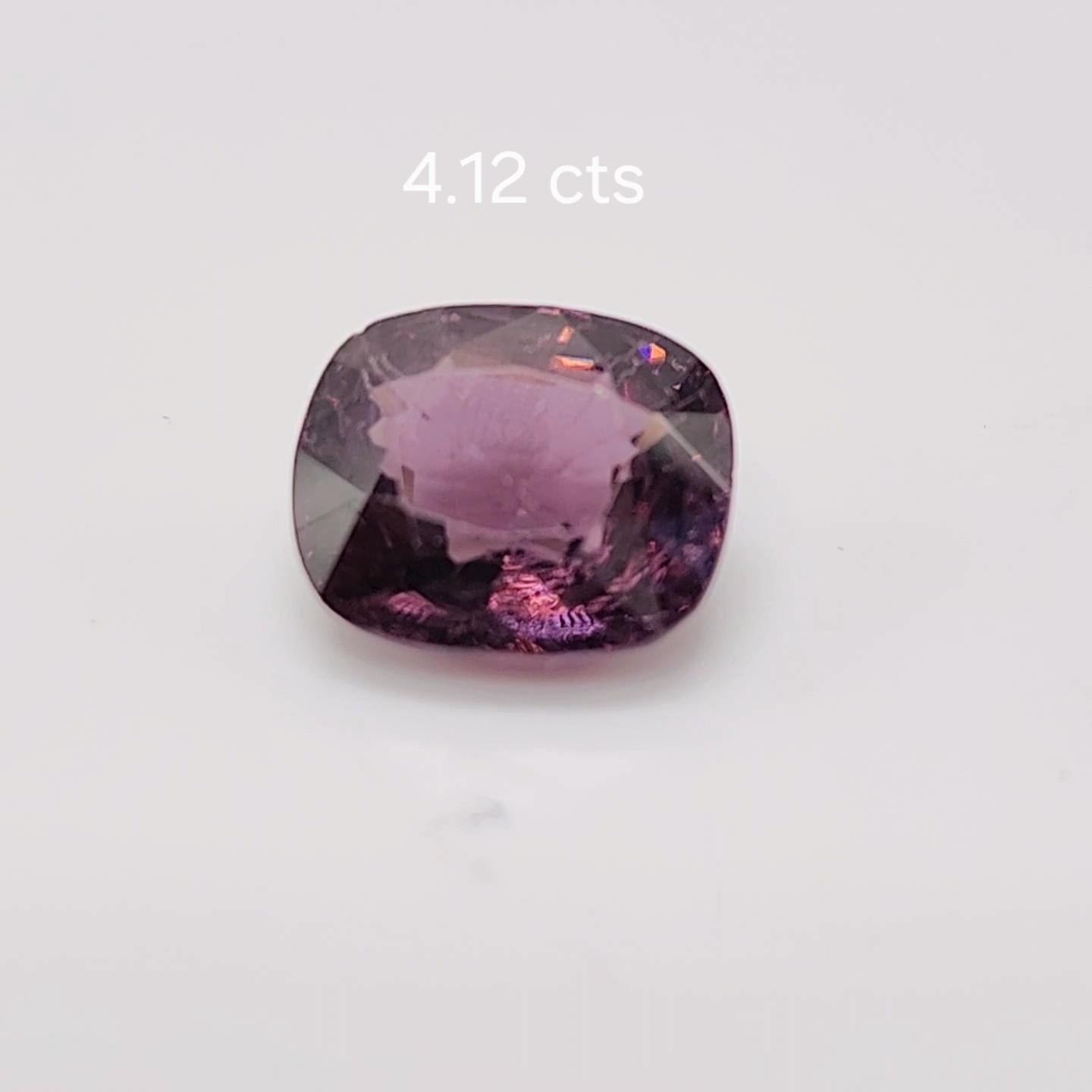 Taglio cuscino Spinello a viraggio di colore 4.12 carati. in vendita