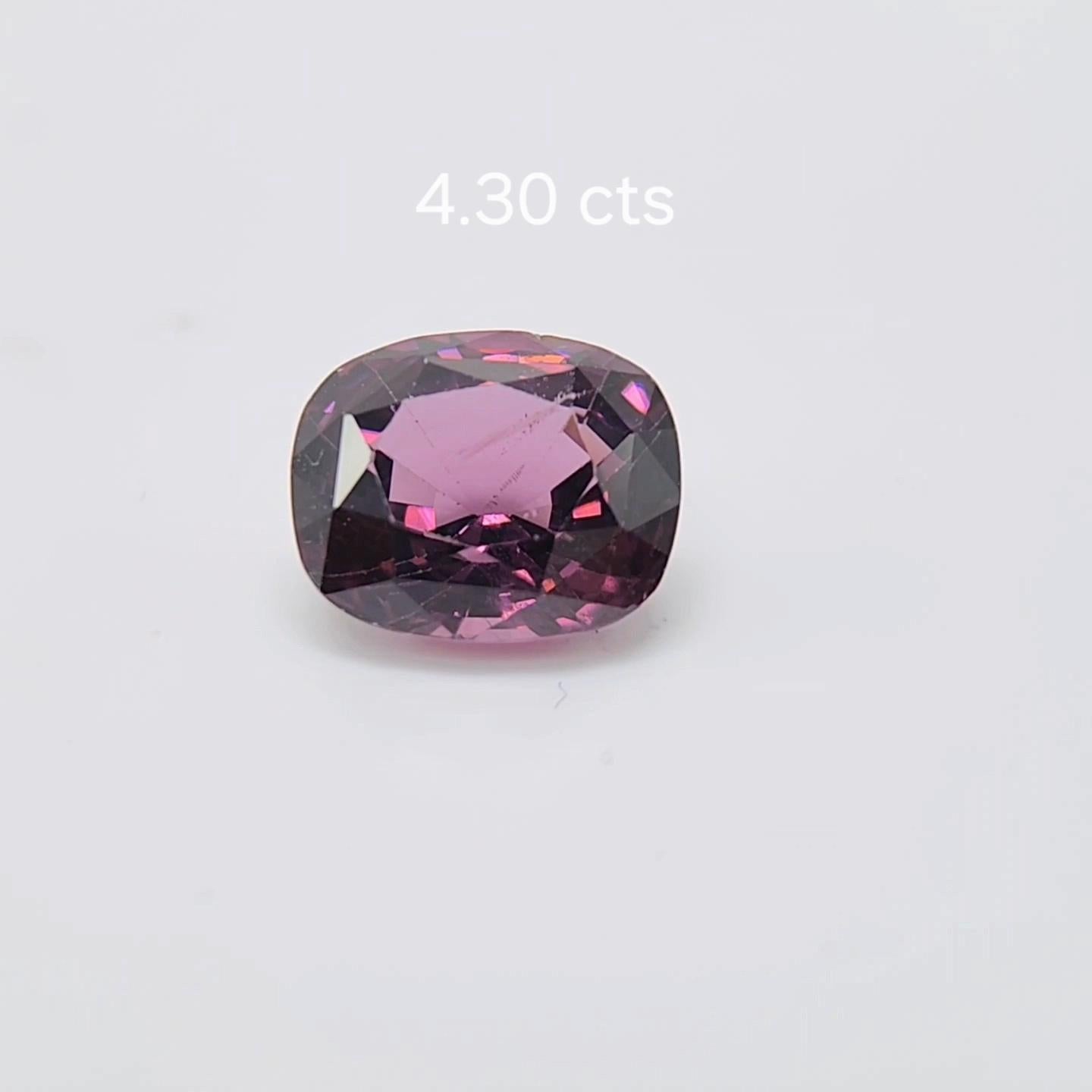 Taglio cuscino Spinello a viraggio di colore 4,30 carati dallo Srilanka. in vendita