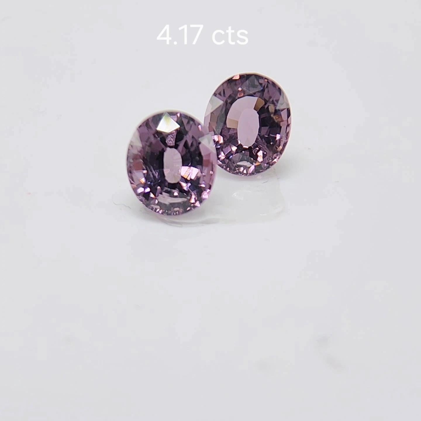 Taglio ovale PAIO DI SPINEL DIVERSI DI COLORE 4.17 carati. in vendita
