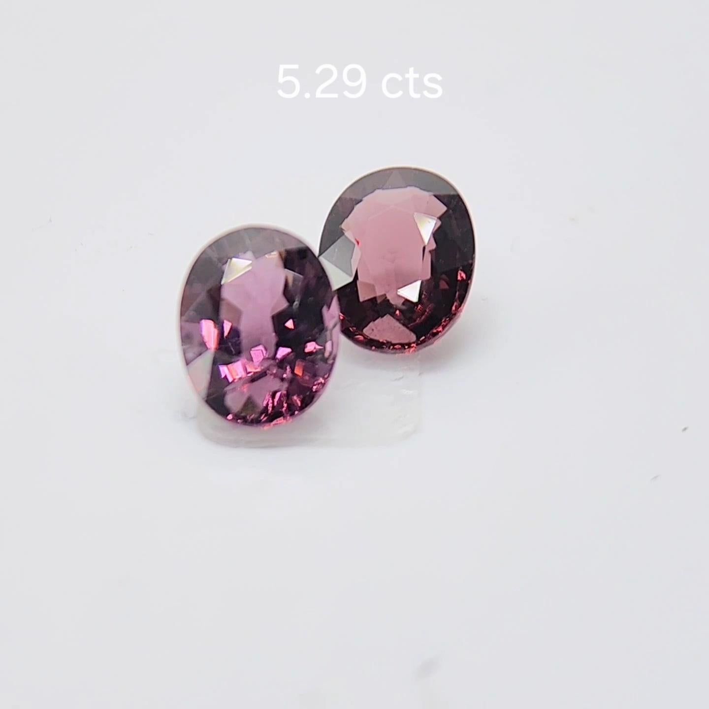Taglio ovale PAIO DI SPINEL DIVERSI DI COLORE 5.29 carati. in vendita