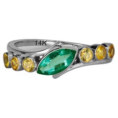 Farbkontrast-Ring aus 14k Gold mit Smaragd im Marquise-Schliff und Saphiren