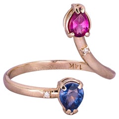 Bague contrastée de couleurs avec grenat rouge, saphir bleu et diamants