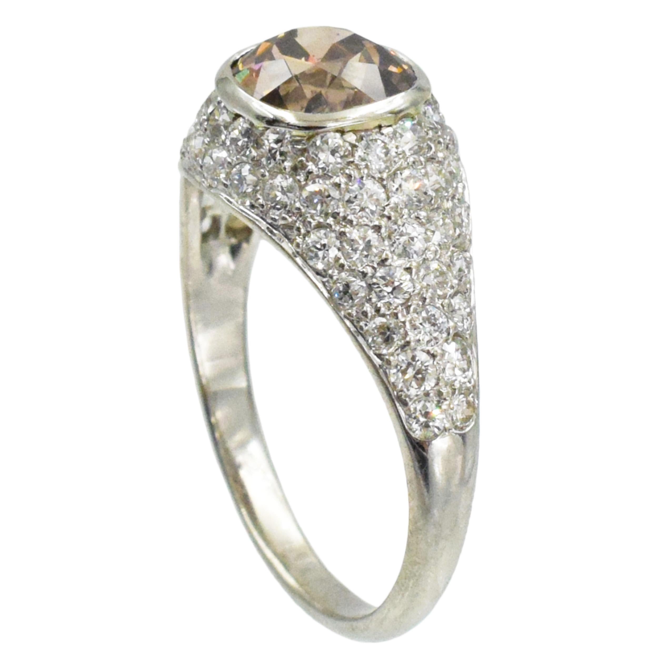 Anello con diamante colorato e montatura in pavé di diamanti. Centro di
l'anello è incastonato con 1,52 carati di Nature Fancy Dark Orangey
Diamante Brilliante taglio brillante Old Mine,
colore uniforme, GIA # 6237109478, incastonato in una