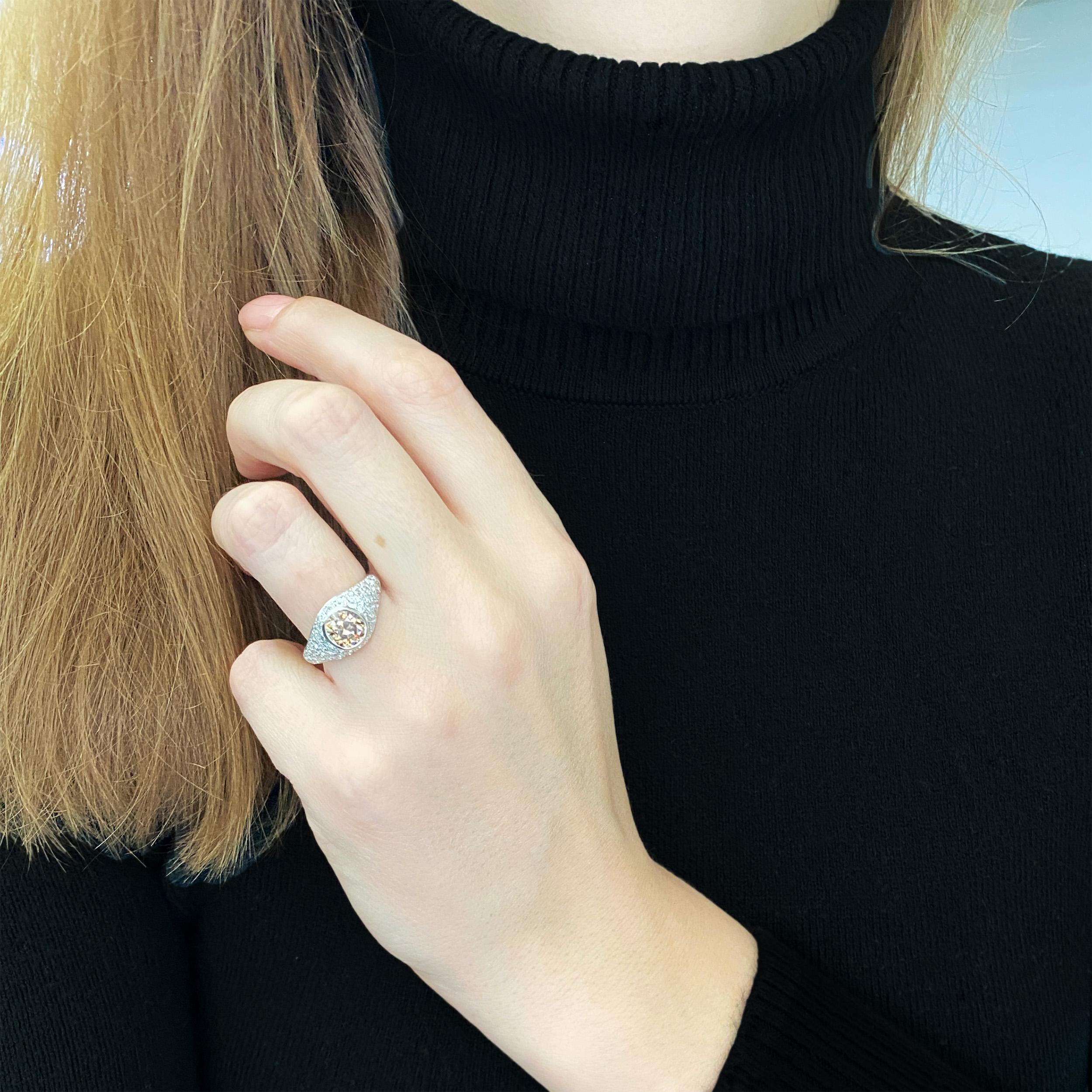 Artista Anello con diamante colorato e montatura in pavé di diamanti. in vendita