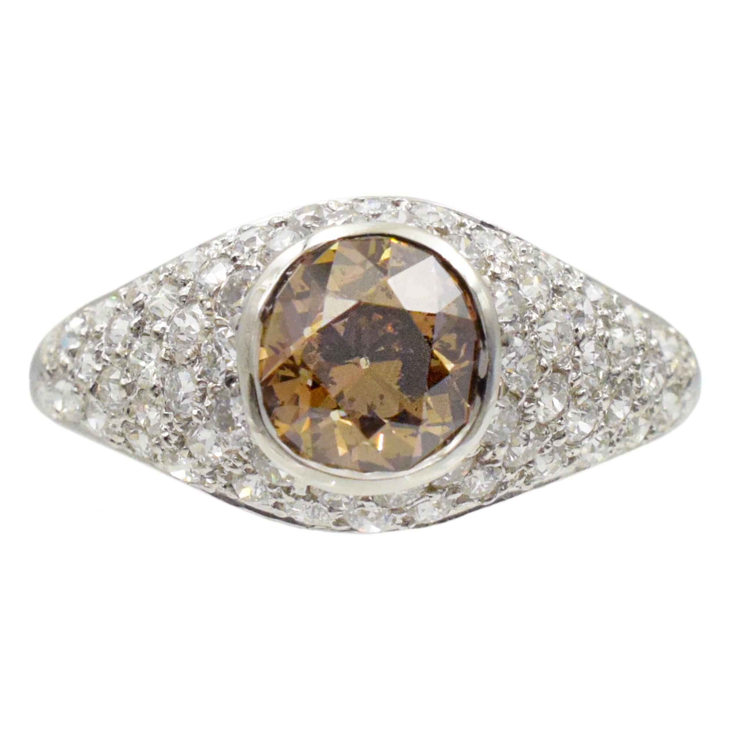 Anello con diamante colorato e montatura in pavé di diamanti. In condizioni ottime in vendita a New York, NY
