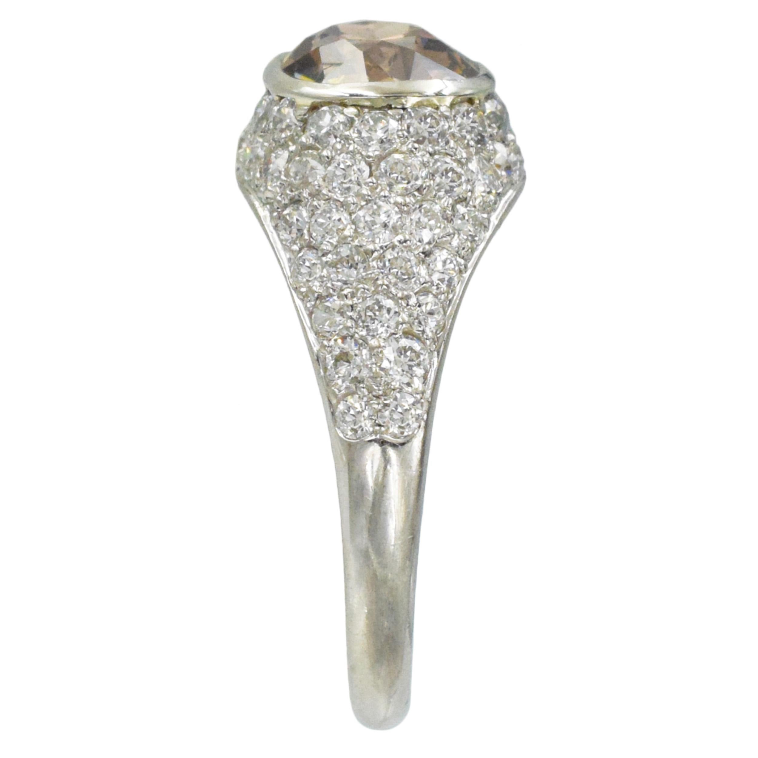 da uomo o donna Anello con diamante colorato e montatura in pavé di diamanti. in vendita