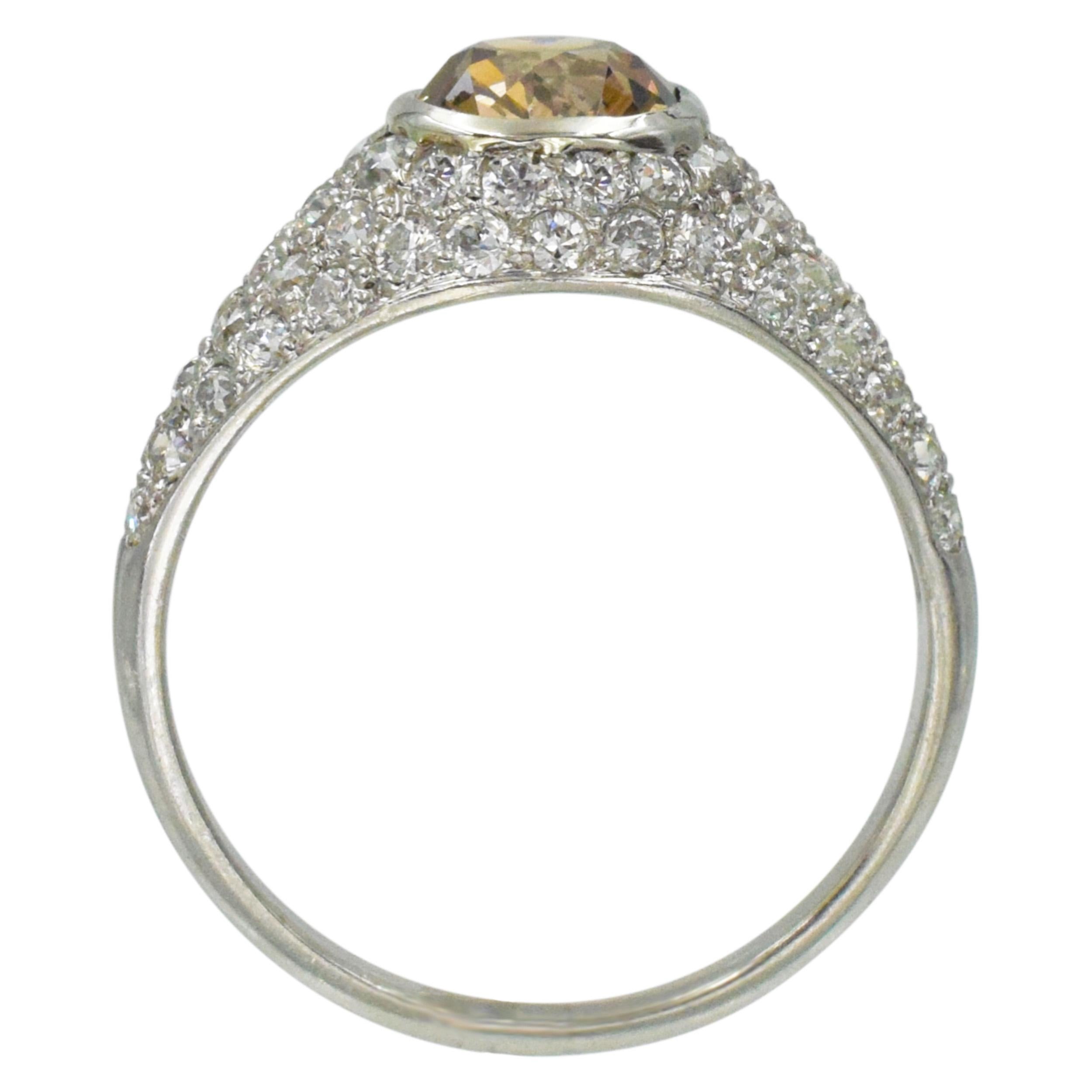 Anello con diamante colorato e montatura in pavé di diamanti. in vendita 1
