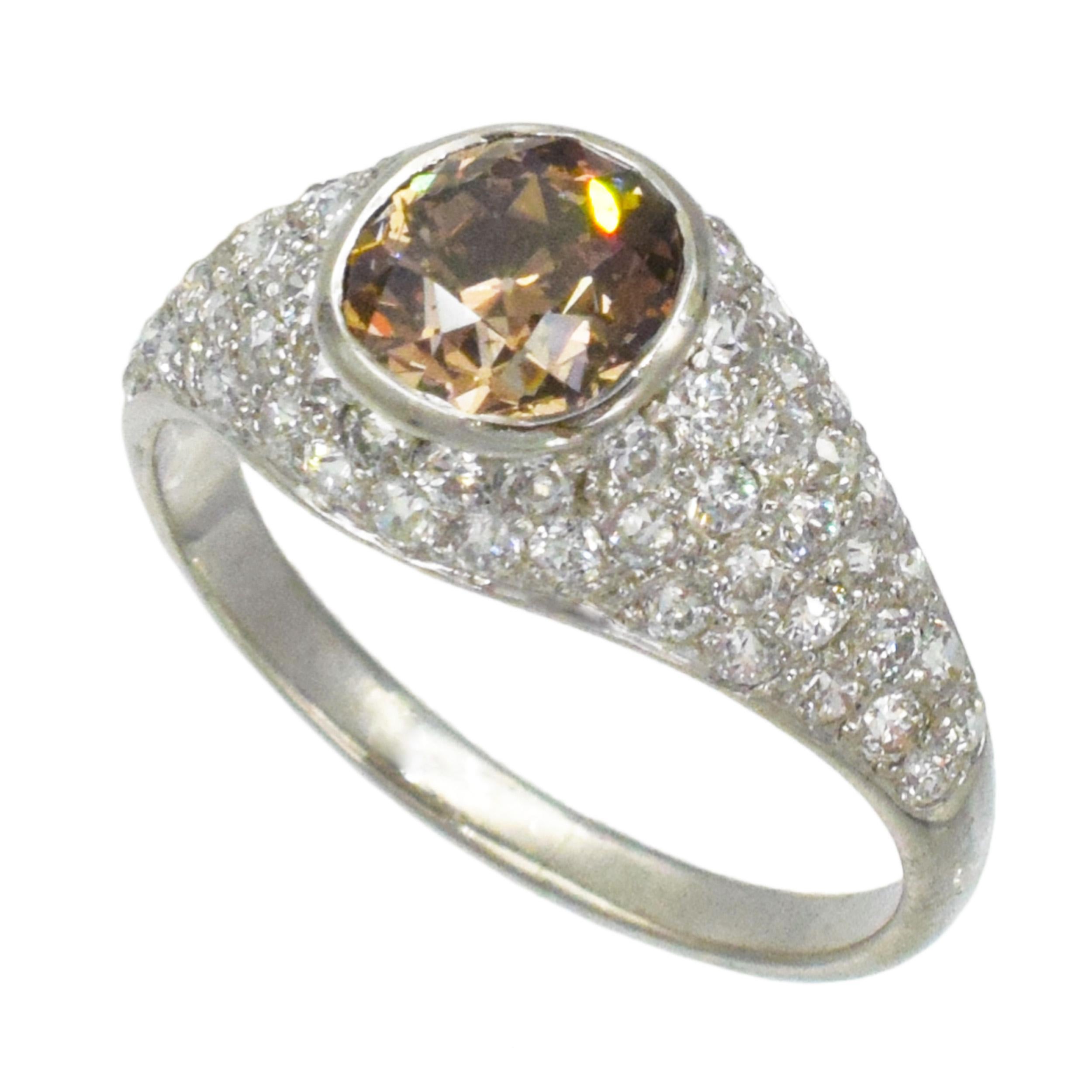 Anello con diamante colorato e montatura in pavé di diamanti. in vendita 2