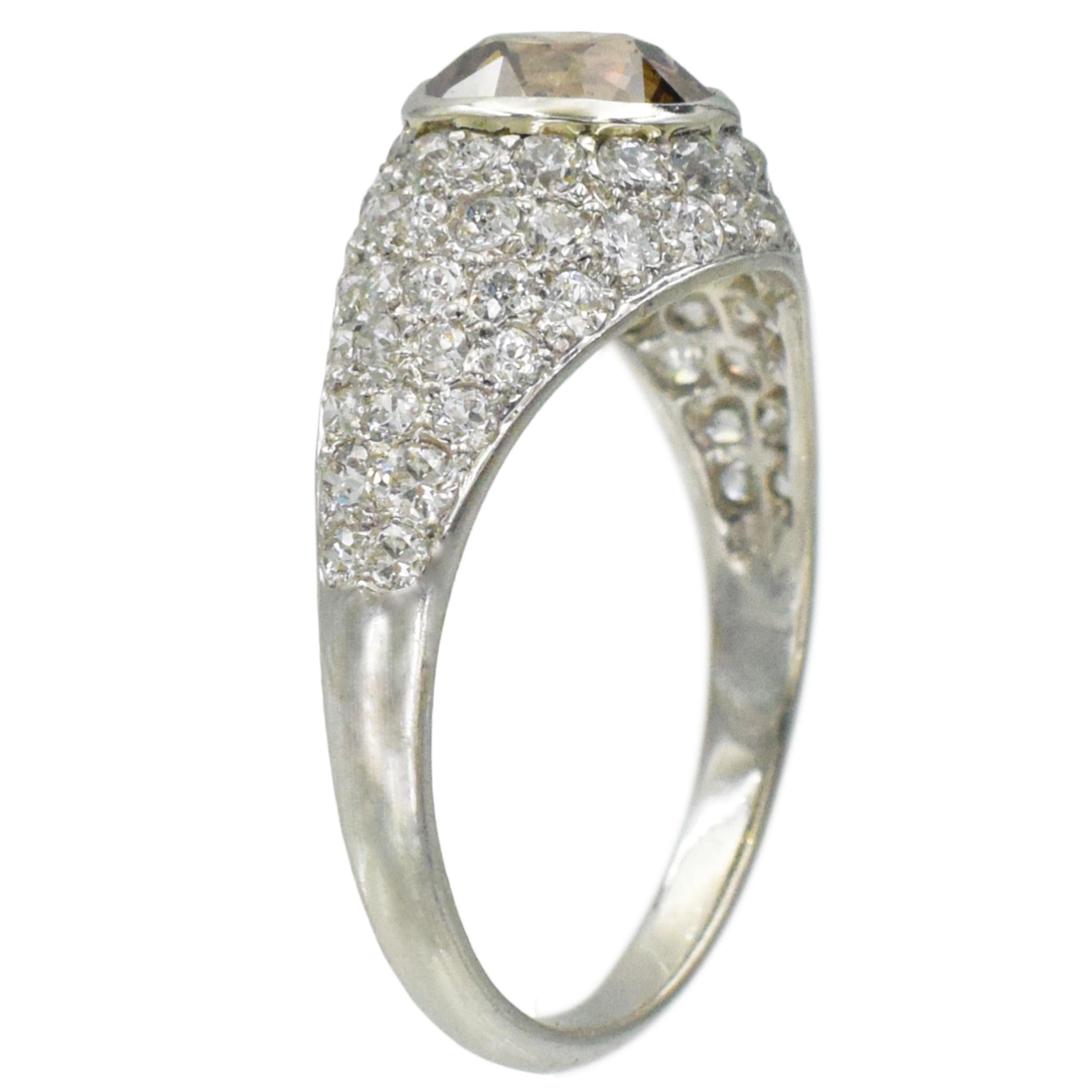 Anello con diamante colorato e montatura in pavé di diamanti. in vendita 3