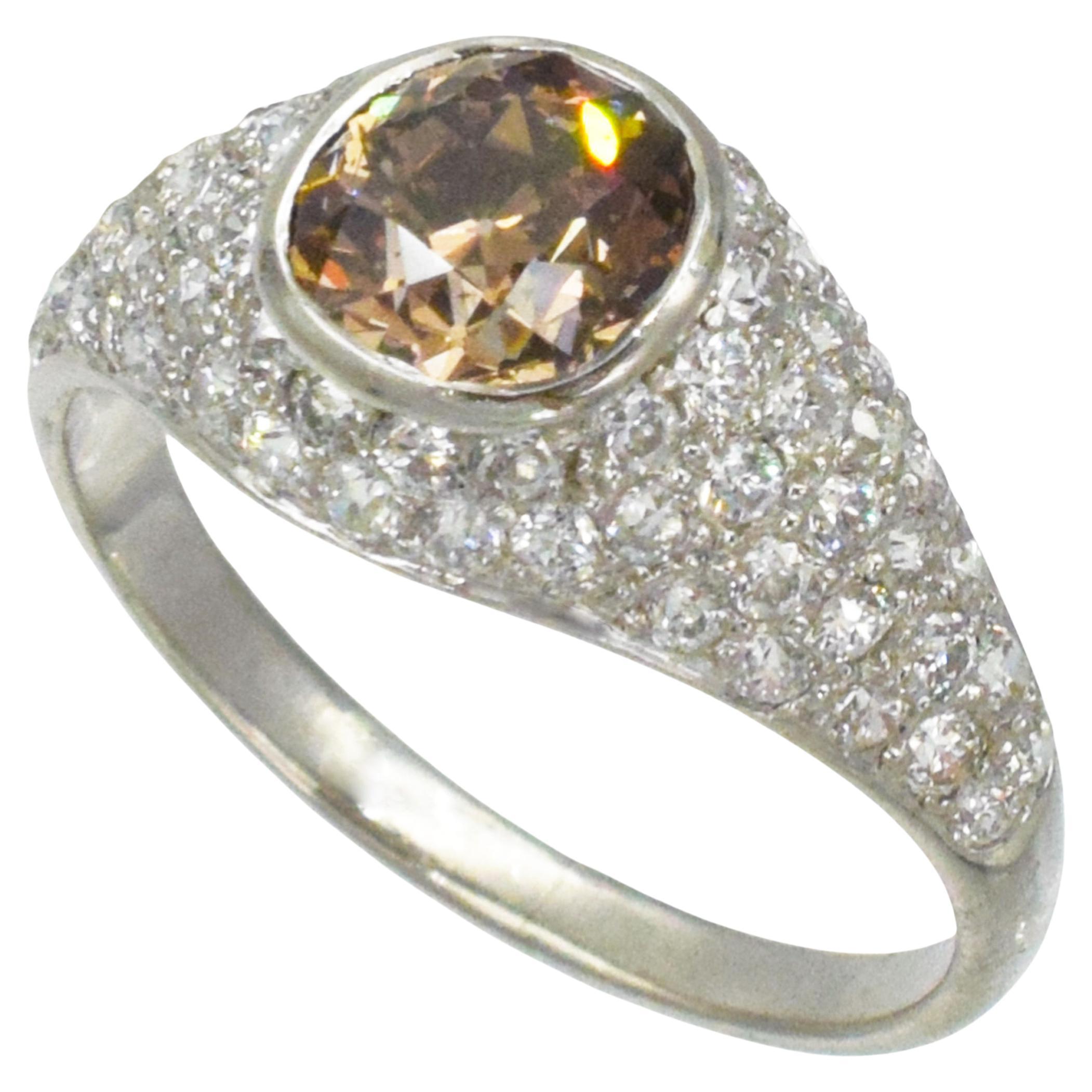 Anello con diamante colorato e montatura in pavé di diamanti. in vendita