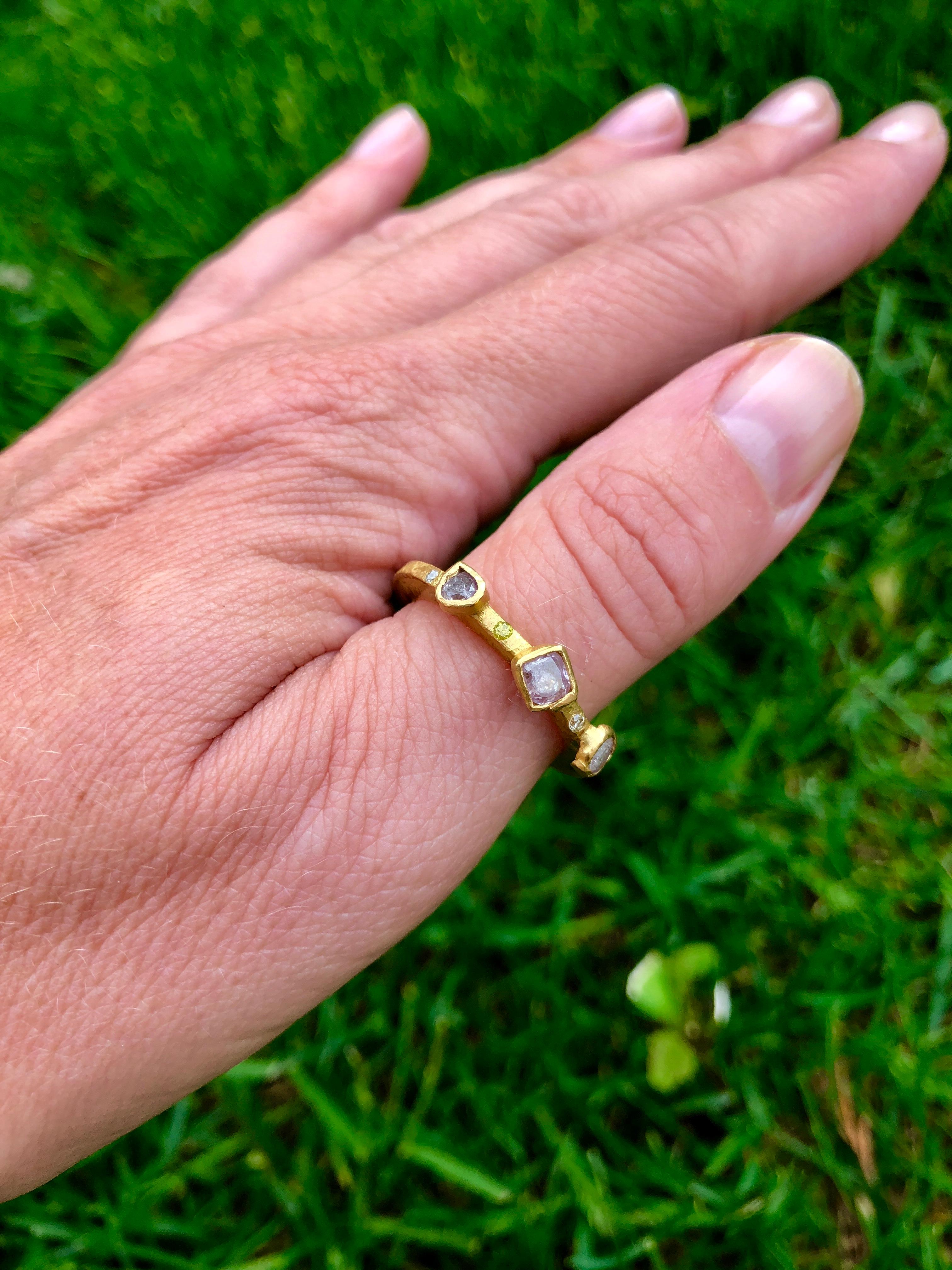 Verlobungsring aus 22 Karat Gold mit farbigem Diamant-Dreistein-Lünette  für Damen oder Herren im Angebot