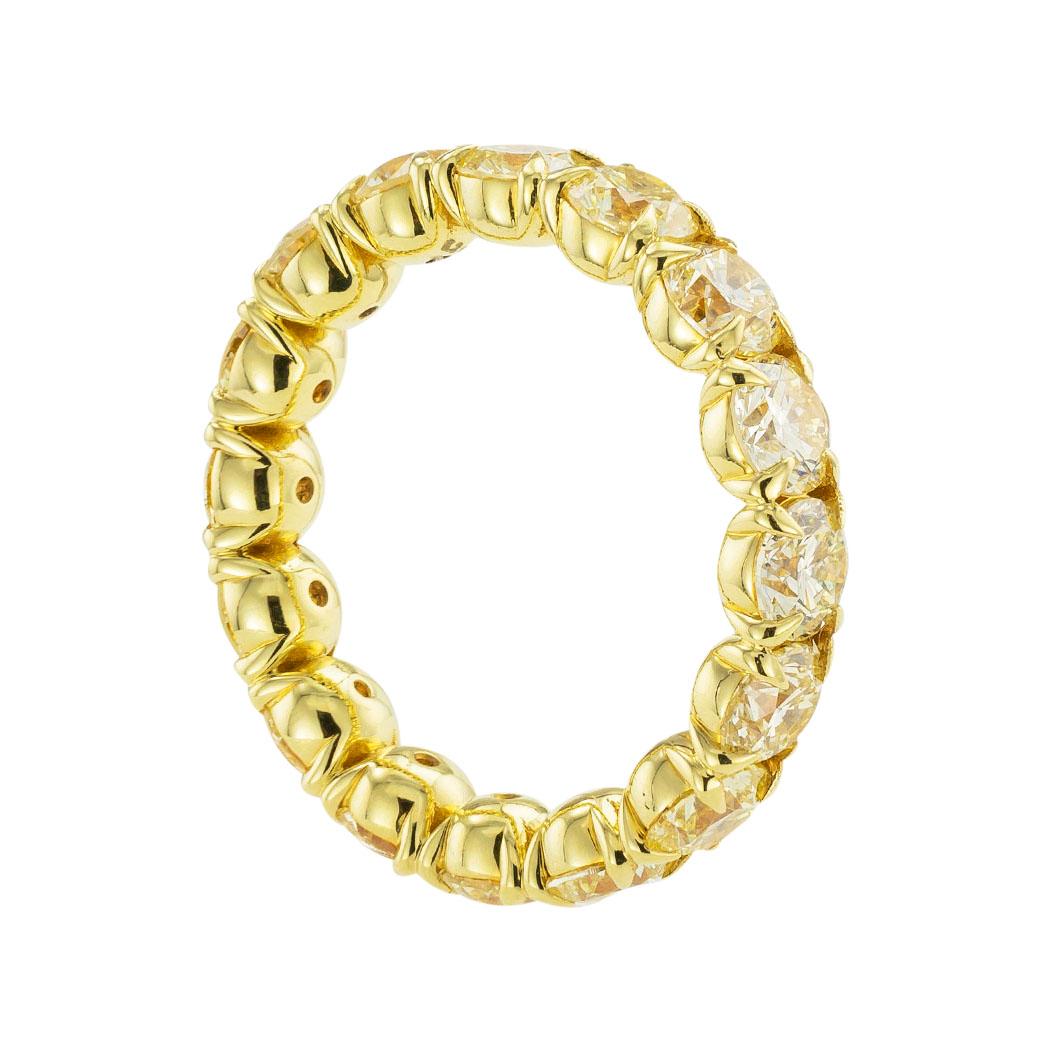 Contemporain Bague d'éternité en or jaune avec diamants de couleur, taille 8,5  en vente