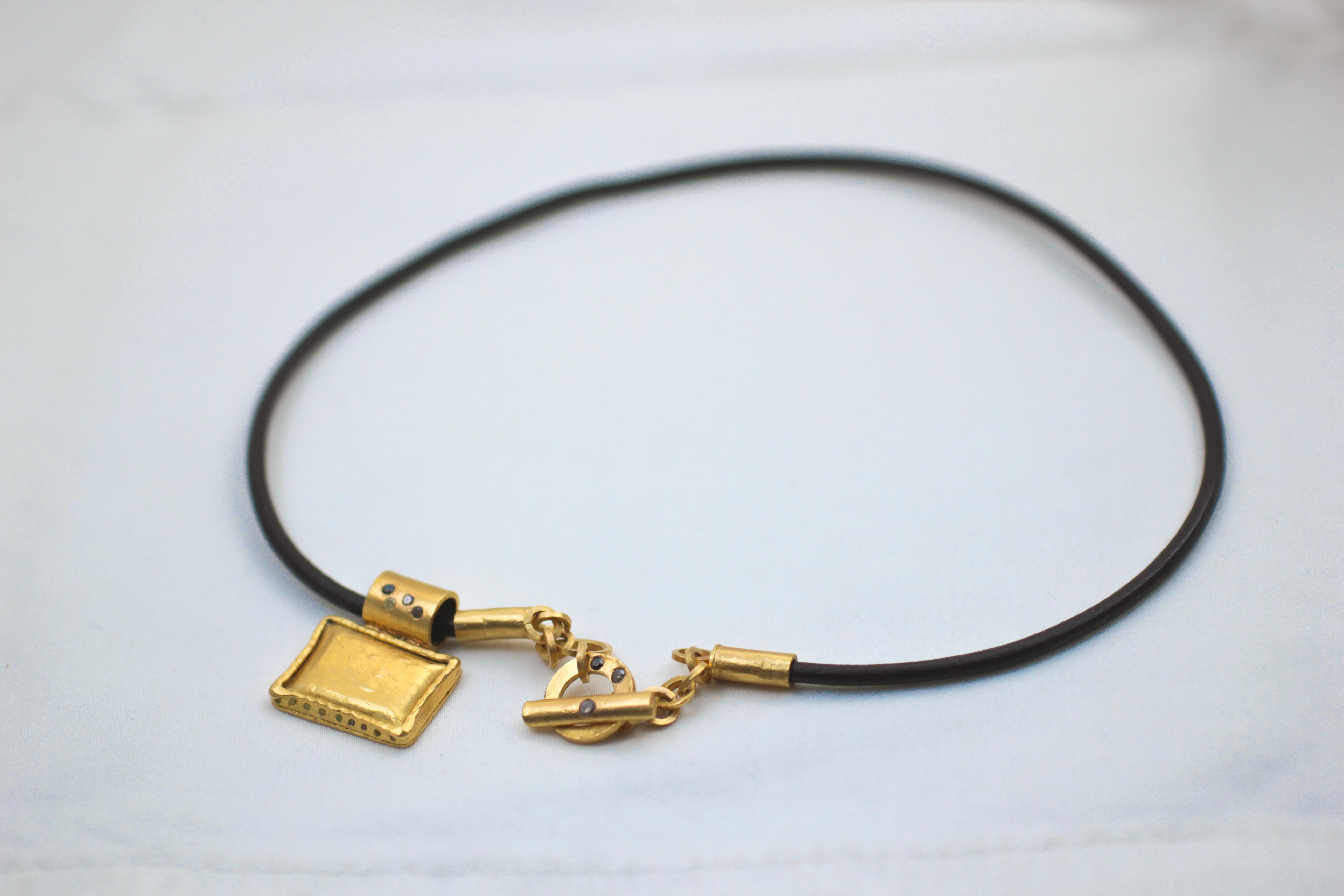 Farbe Diamanten 22-21 Karat Gold Handgefertigter Anhänger auf Leder Choker Halskette (Zeitgenössisch) im Angebot