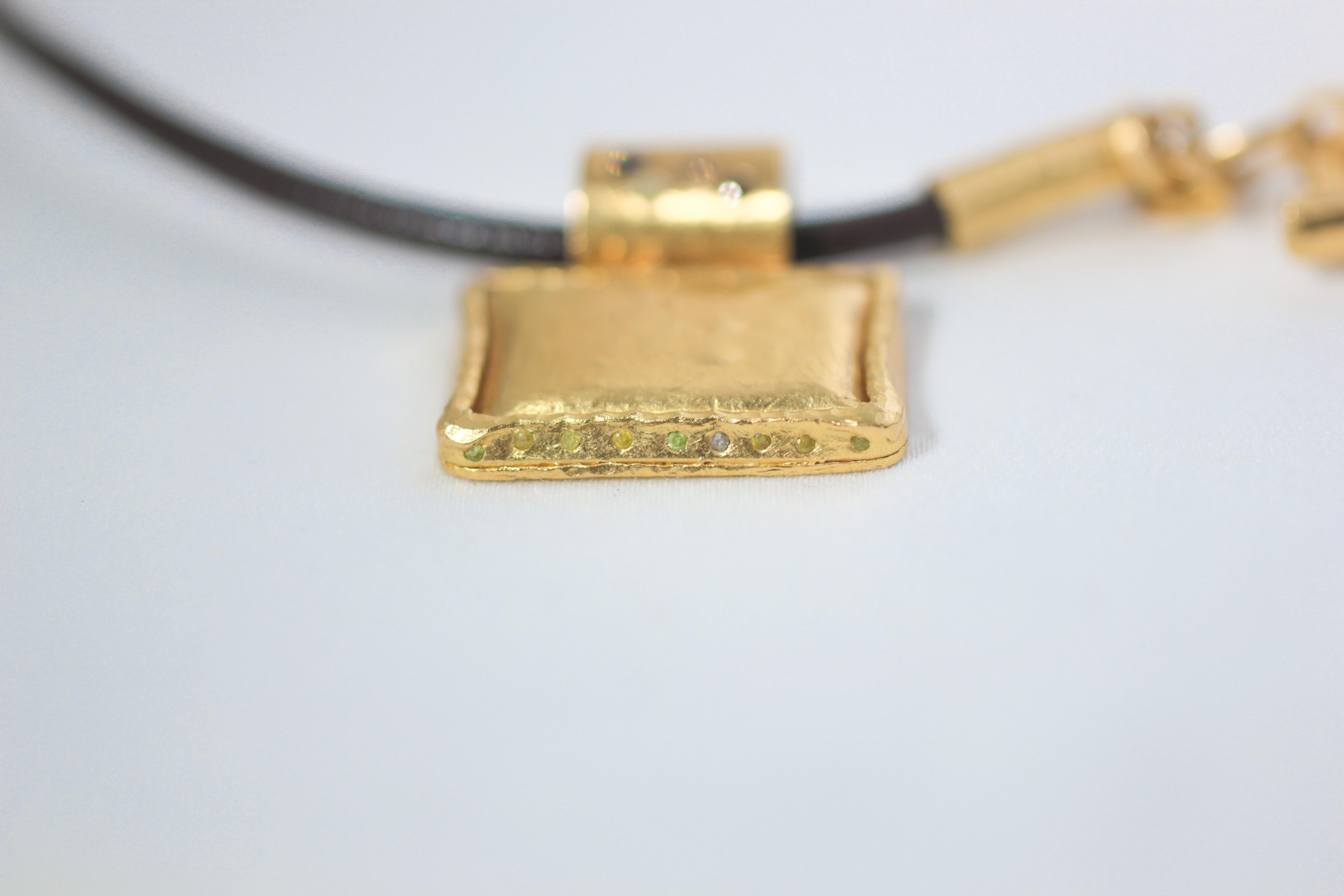 Farbe Diamanten 22-21 Karat Gold Handgefertigter Anhänger auf Leder Choker Halskette (Rundschliff) im Angebot