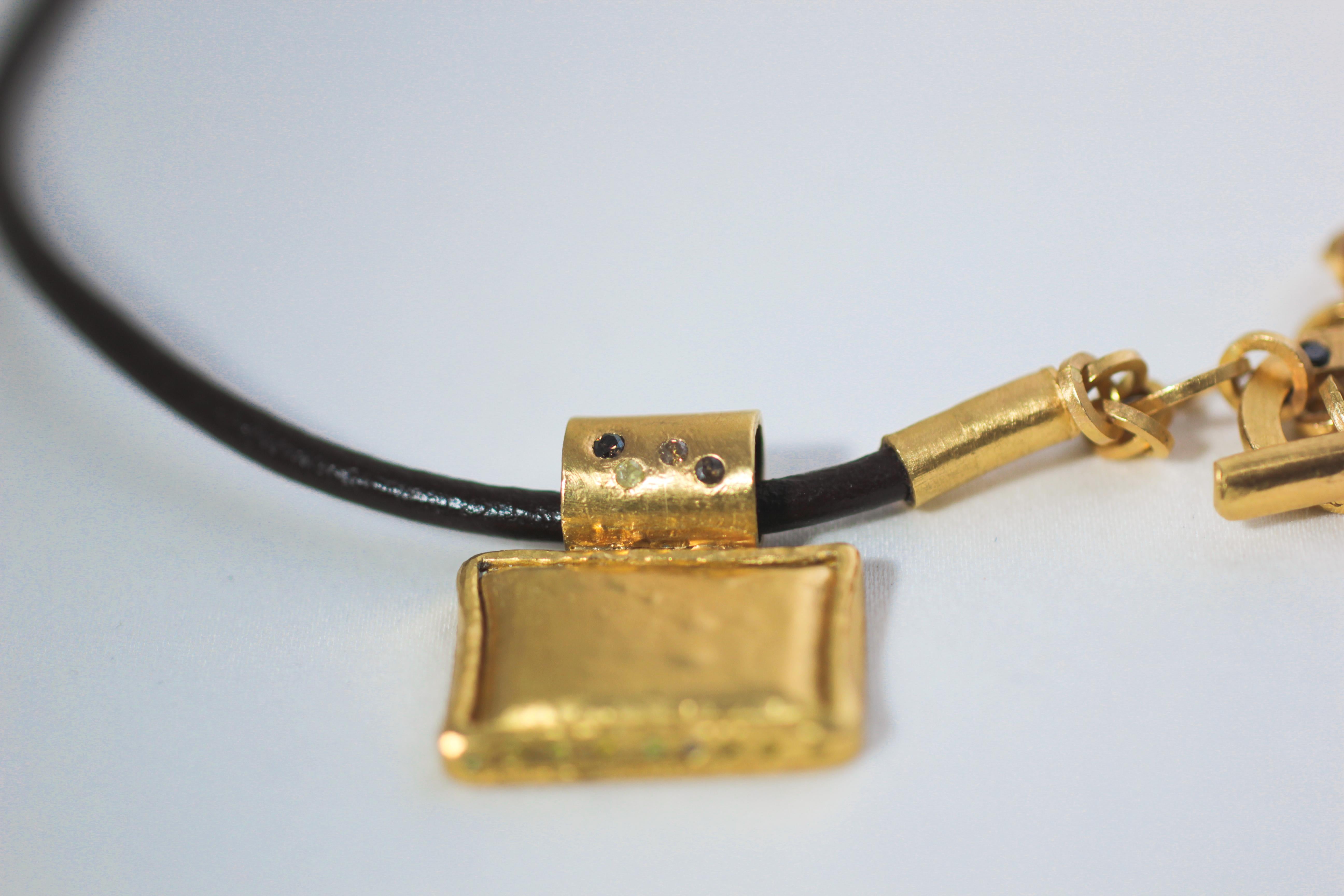 Farbe Diamanten 22-21 Karat Gold Handgefertigter Anhänger auf Leder Choker Halskette im Zustand „Neu“ im Angebot in New York, NY
