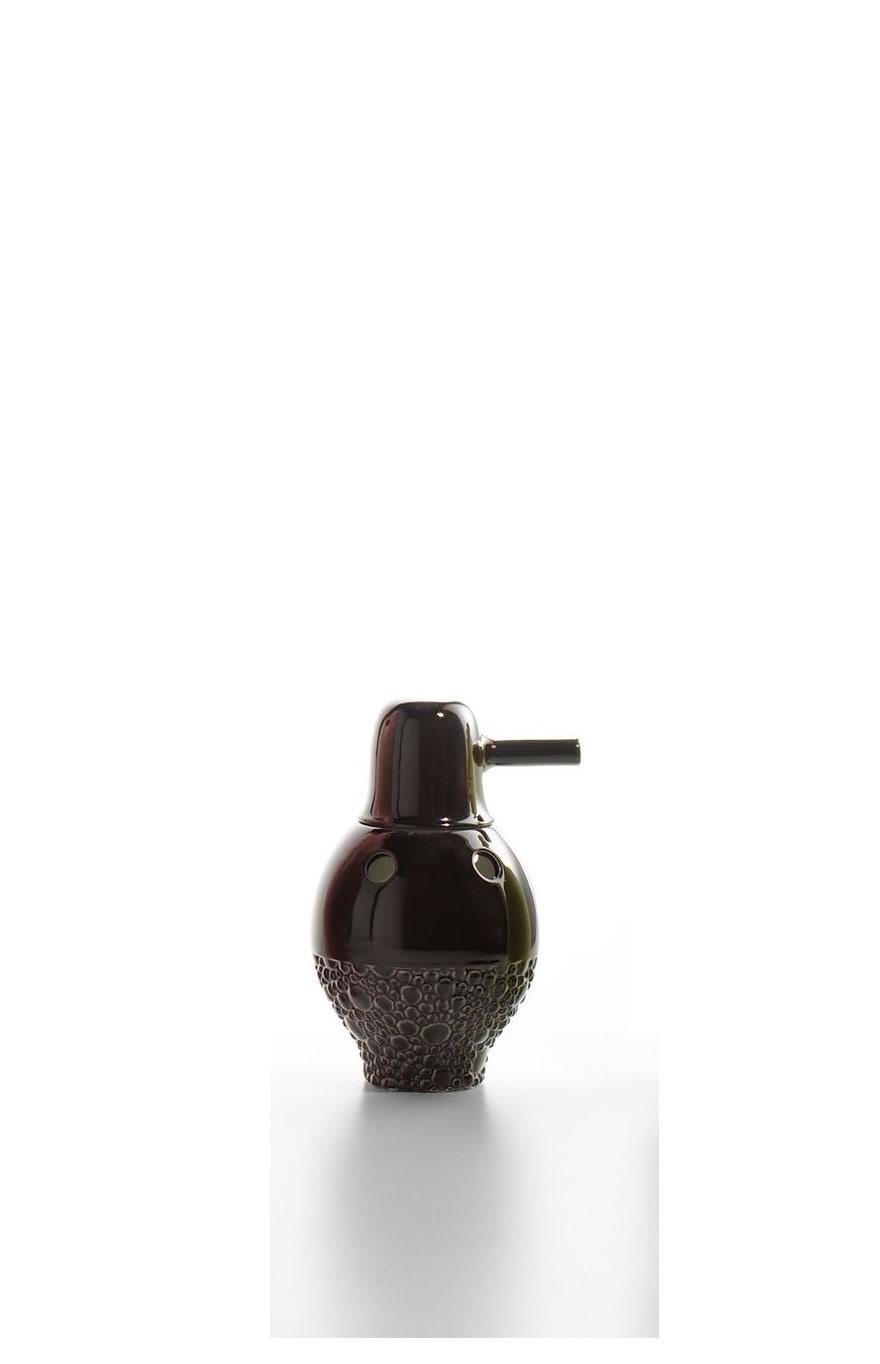 Vase Color Number 1 showtime de Jaime Hayon 
Dimensions : Diamètre 19 x H 33 cm 
Matériaux : Réalisé en deux pièces en grès émaillé ; mono-couleur (intérieur et extérieur en blanc) ou bicolore (intérieur en blanc et extérieur en couleurs