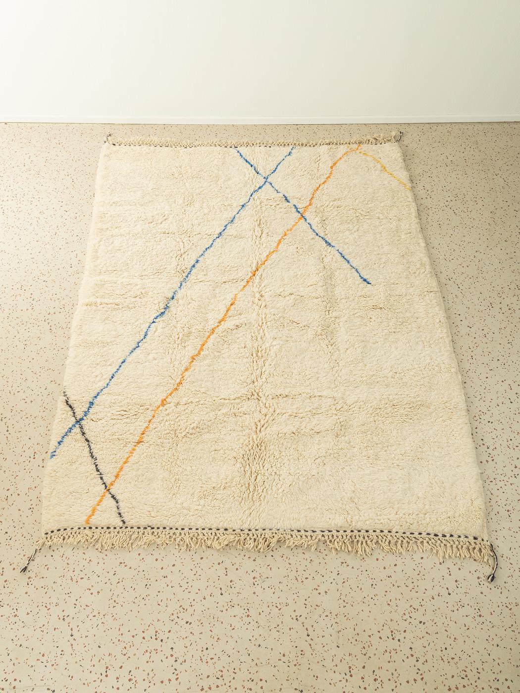 Color Path est un tapis contemporain 100% laine - épais et doux, confortable sous le pied. Nos tapis berbères sont tissés et noués à la main par des femmes amazighes dans les montagnes de l'Atlas. Ces communautés fabriquent des tapis depuis des