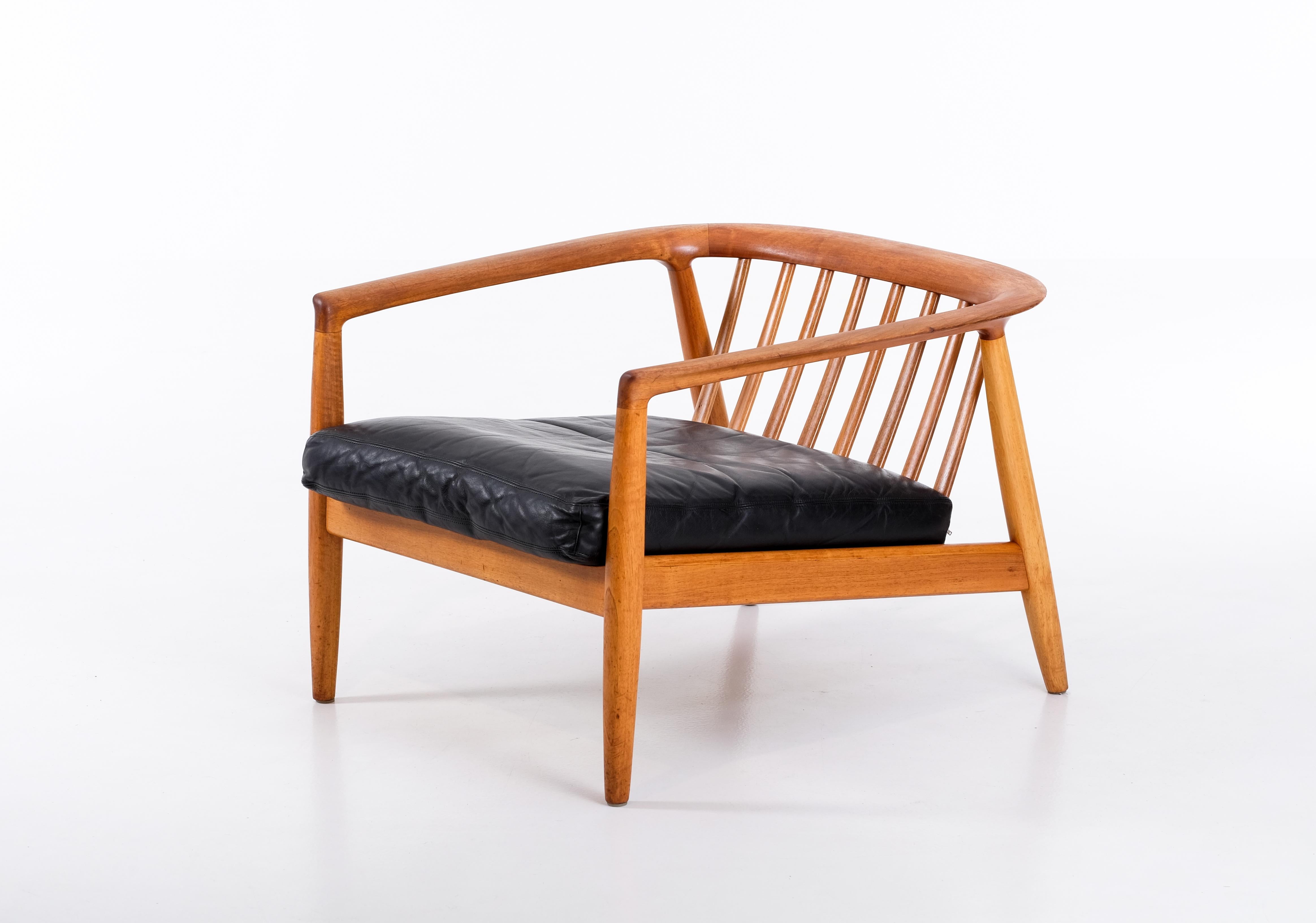 Swedish armchair in walnut by Folke Ohlsson for Bodafors, produced 1960.
Seat cushion in black leather. 



 