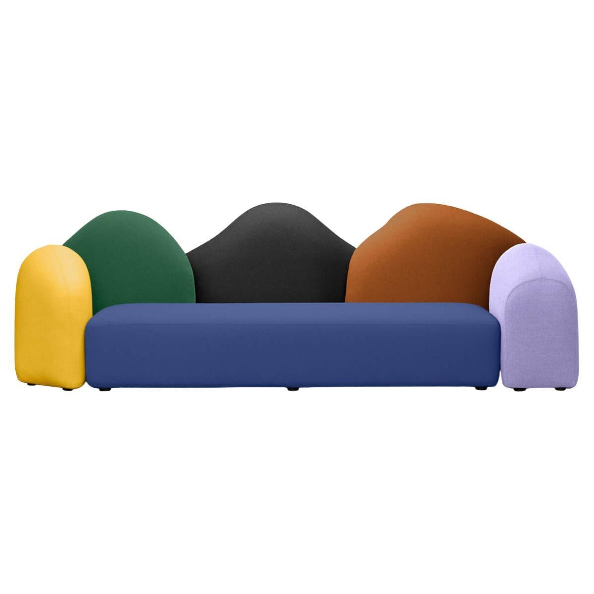 Colorado von Gaetano Pesce ist ein modulares, kombinierbares Sofa, das sich durch seine verspielten Volumen und lebhaften Farbkontraste auszeichnet. Jedes Element kann frei angeordnet werden, um lineare oder unregelmäßige Kompositionen zu bilden, so