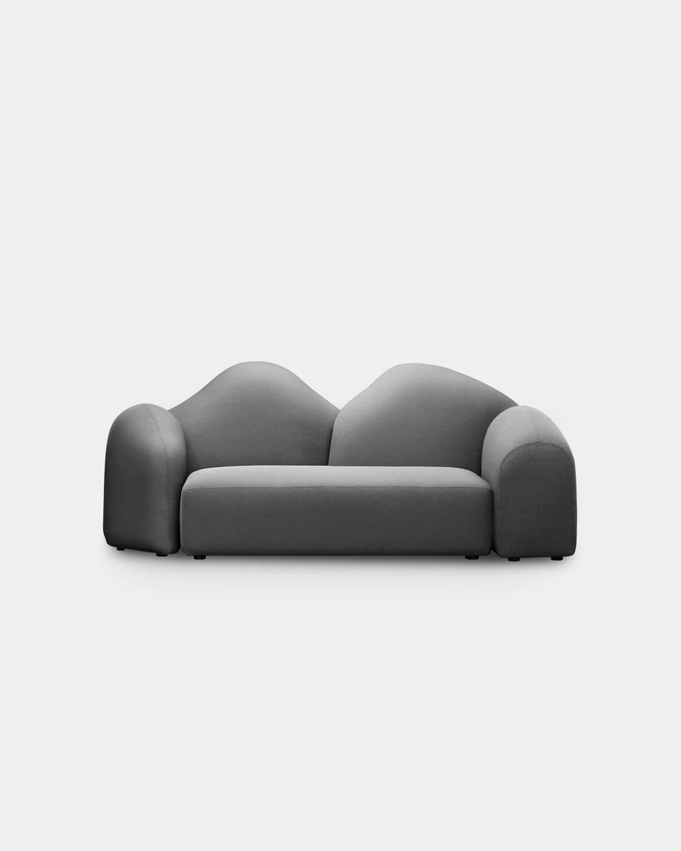 Colorado von Gaetano Pesce ist ein modulares, kombinierbares Sofa, das sich durch seine verspielten Volumen und lebhaften Farbkontraste auszeichnet. Jedes Element kann frei angeordnet werden, um lineare oder unregelmäßige Kompositionen zu bilden, so