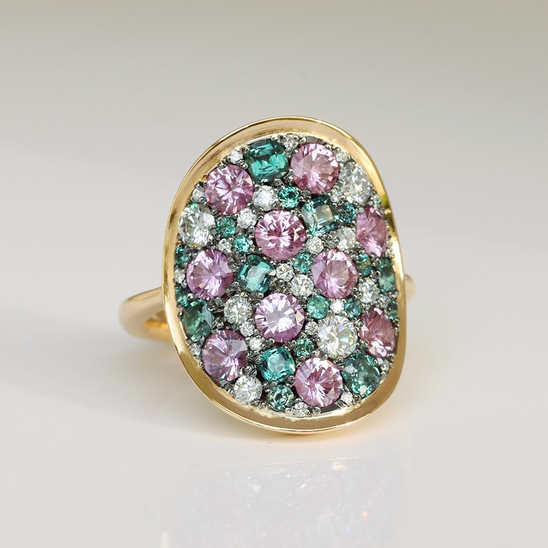 Colorchanging Alexandrite Unheated Purplish Pink sapphire Diamond Pave Ring In New Condition In Antwerp, BE