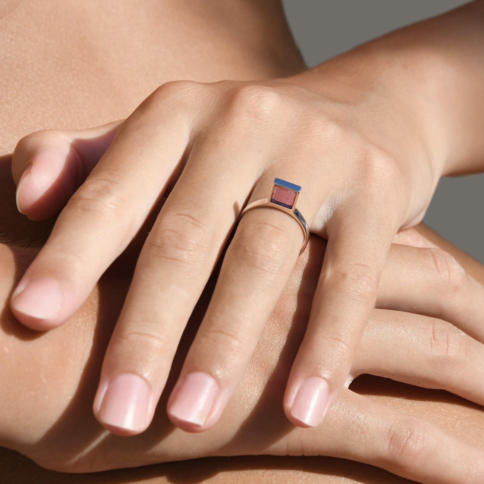 This innovative and contemporary ring, with its unique silhouette, was conceived by designer Michel Tortel for QITTERI. It features a major innovation: a new gem cut in a minimalist square shape in a vertical position. In this model, the amethyst is