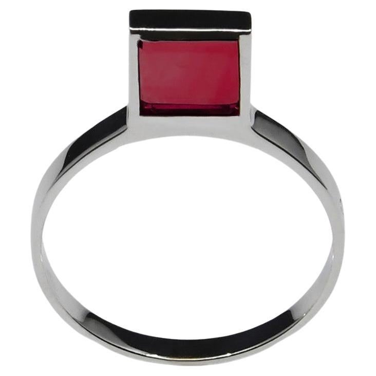 Colore Red Ring with 1.6ct Garnet on 2.20g 18k White Gold