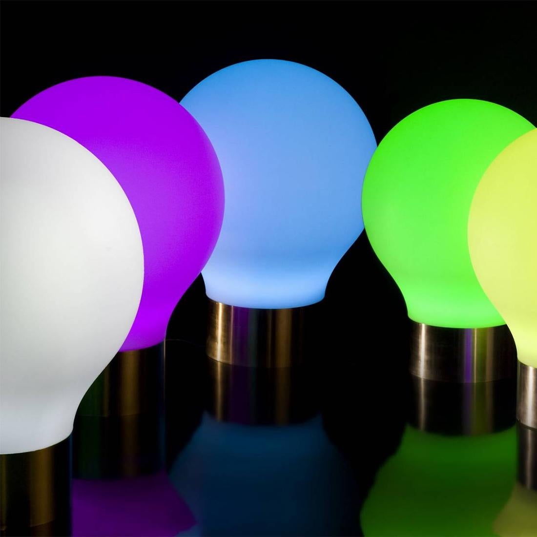 Floor lamp colored changed bulb in resin for
indoor or outdoor use. With red, or green, or
blue, or purple, or yellow Led light inside with
remote control unit for changing colors. 
(Remote control included).
Available in diameter 75cm x height